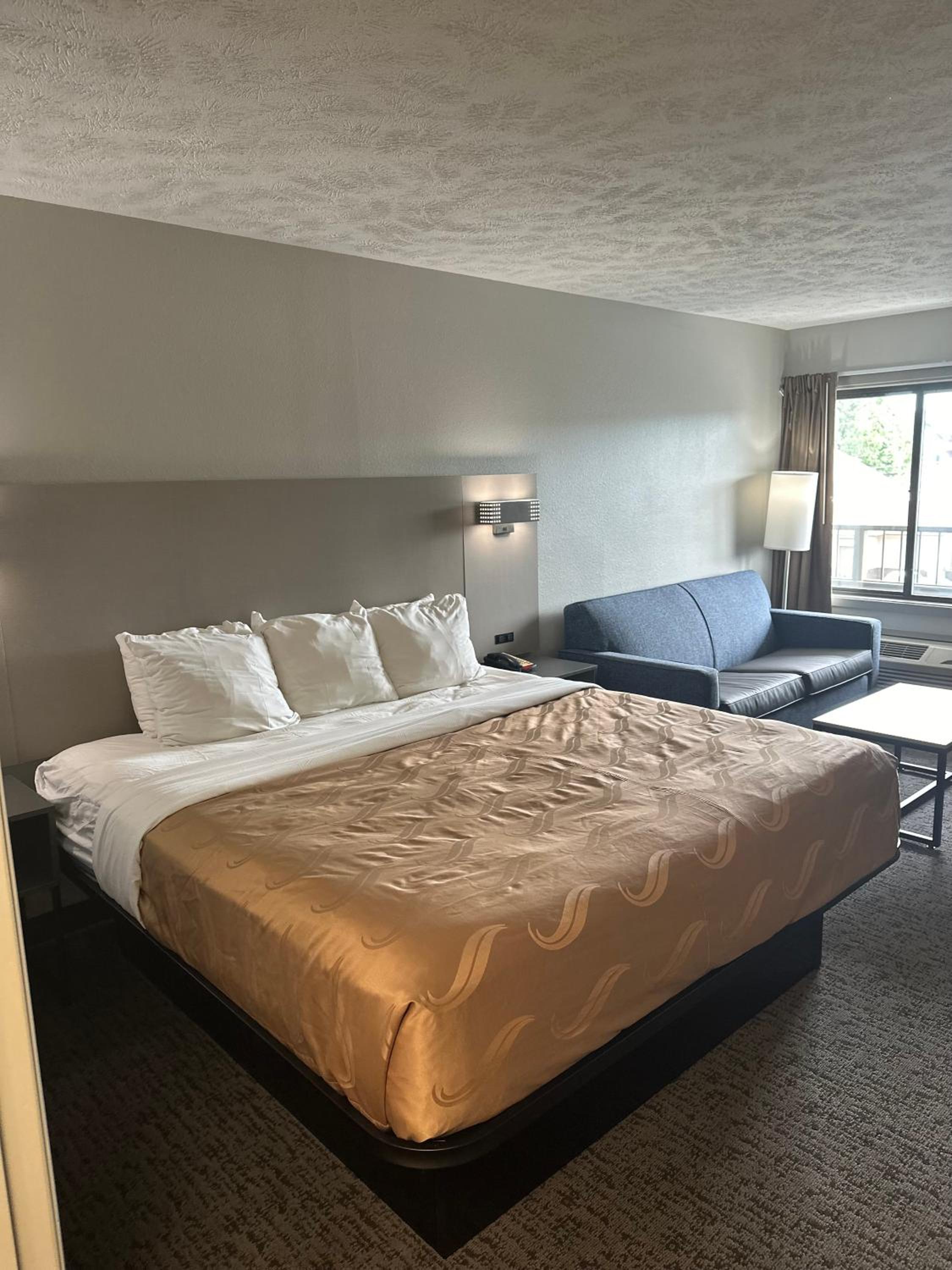 King Suite - Non-Smoking - Photo 2