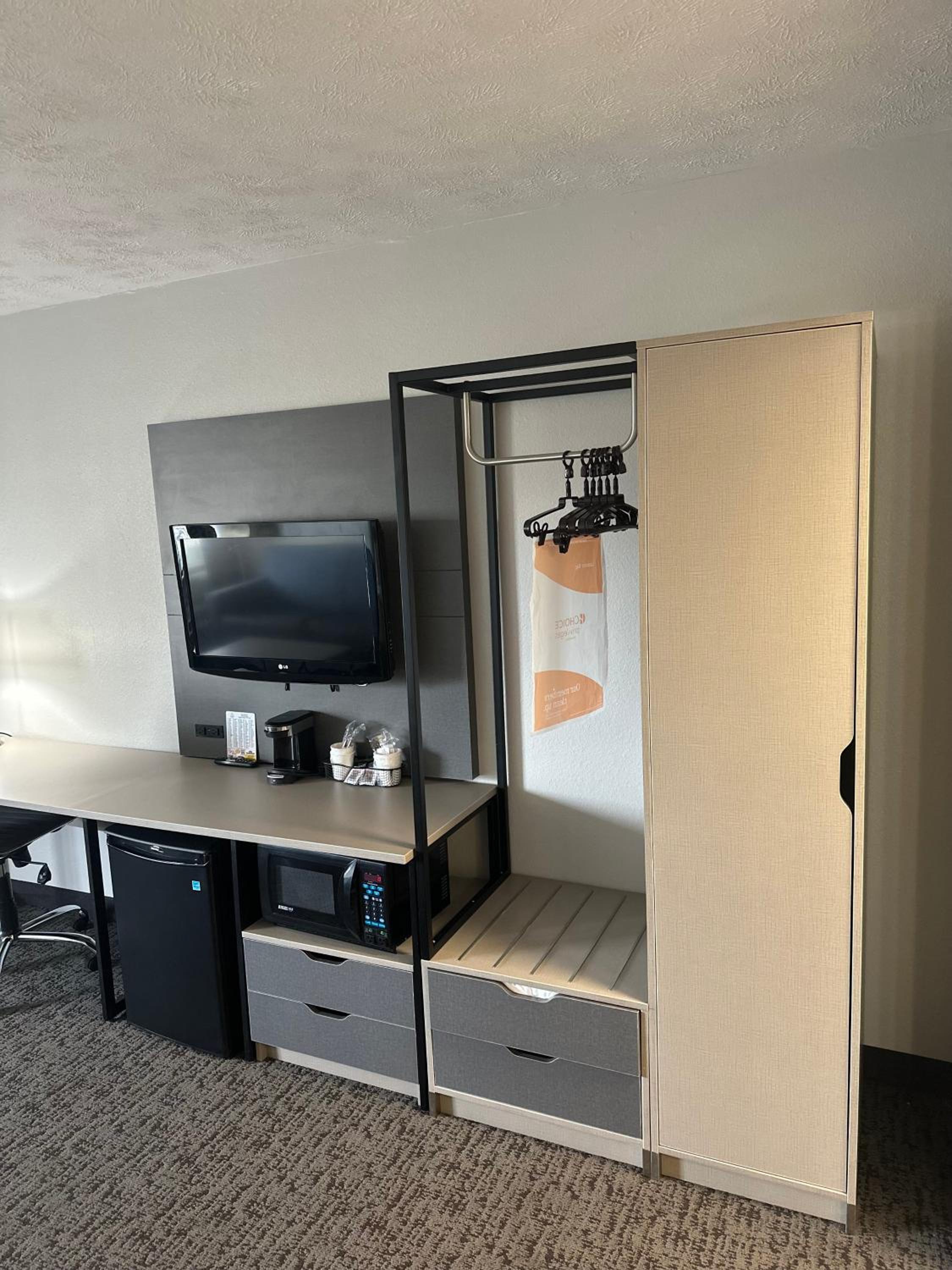 King Suite - Non-Smoking - Photo 6