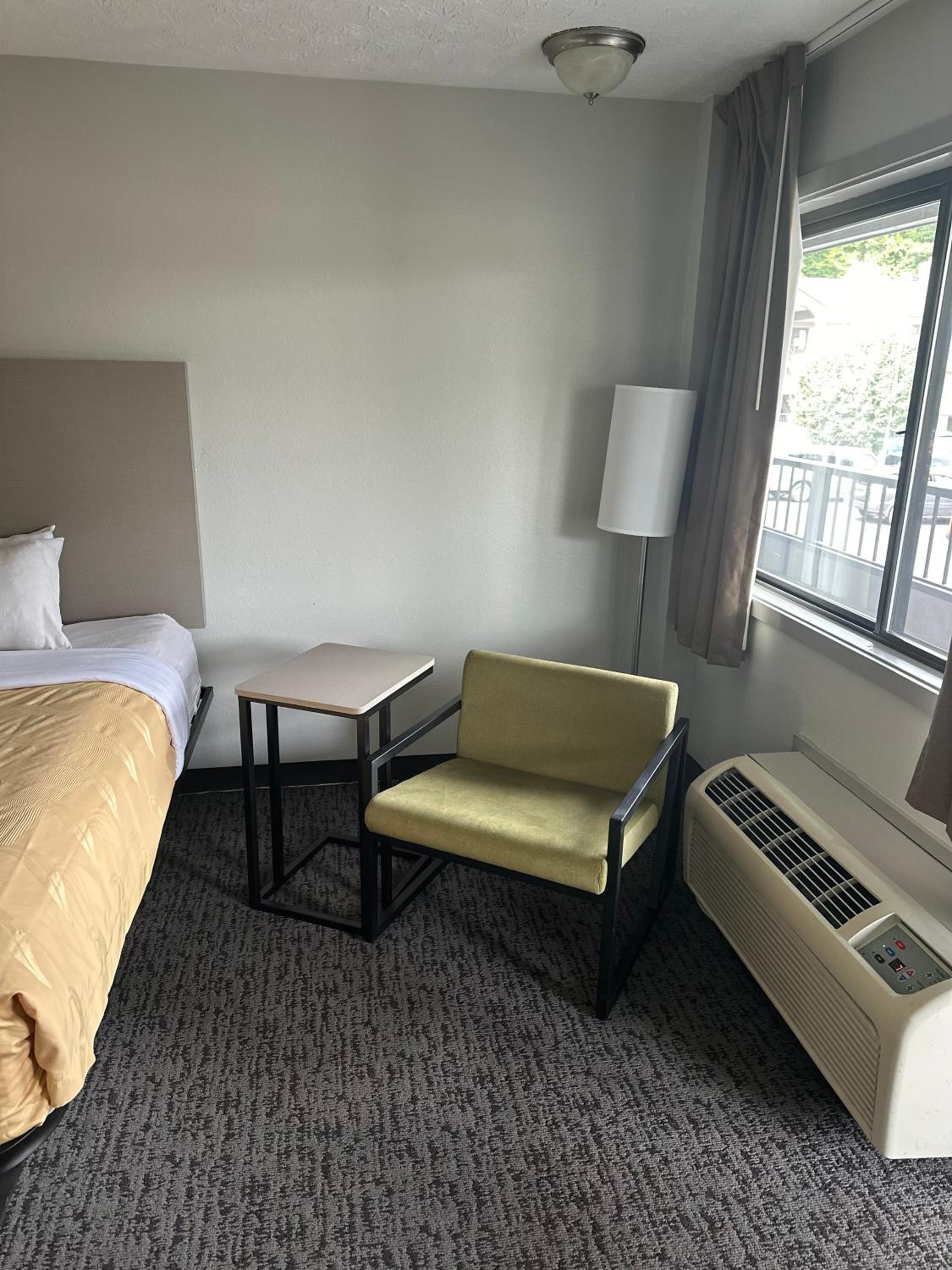 Queen Room with Two Queen Beds - Non-Smoking - Photo 6