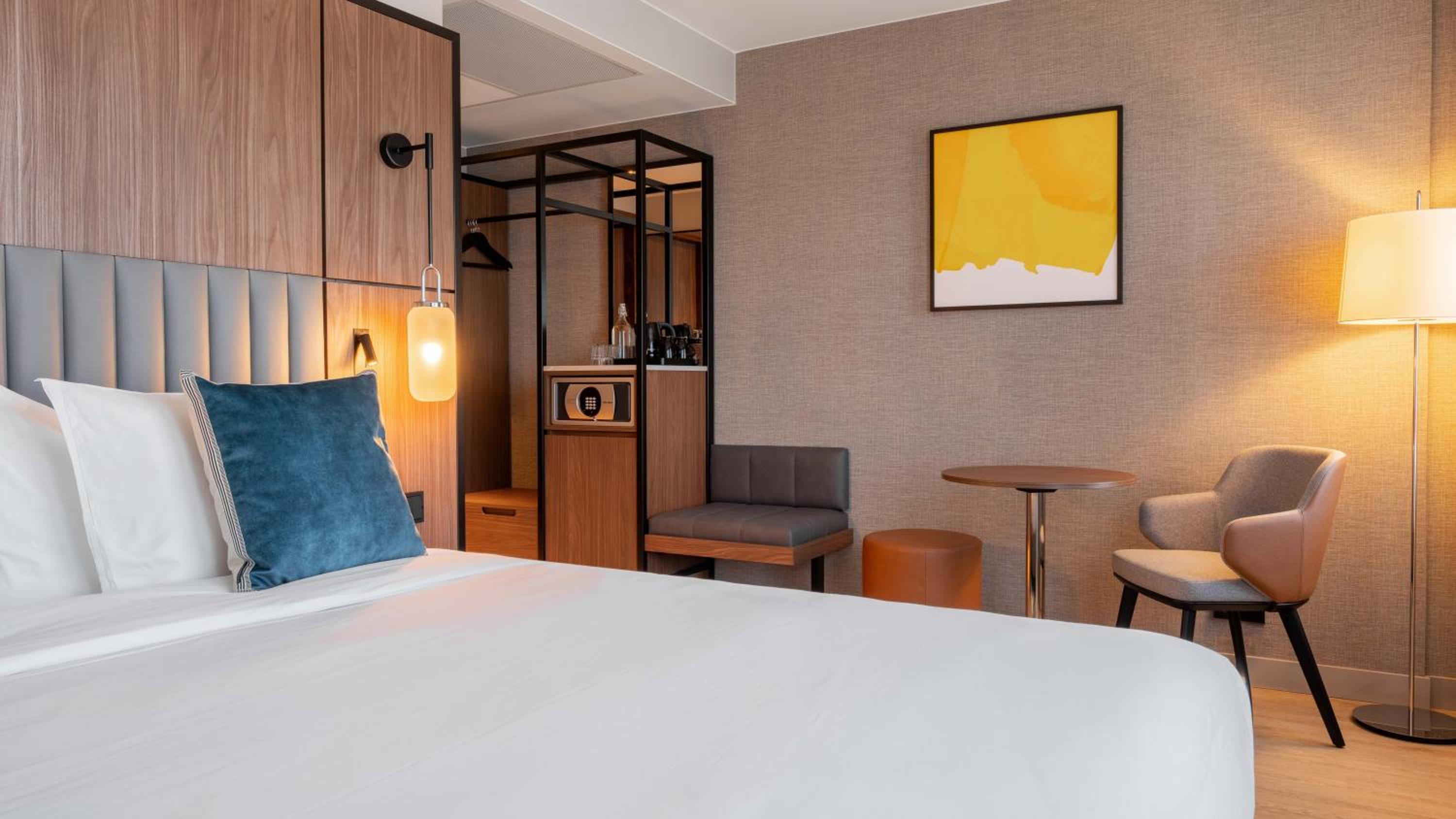 Cozy Queen Room with Free Spa Access