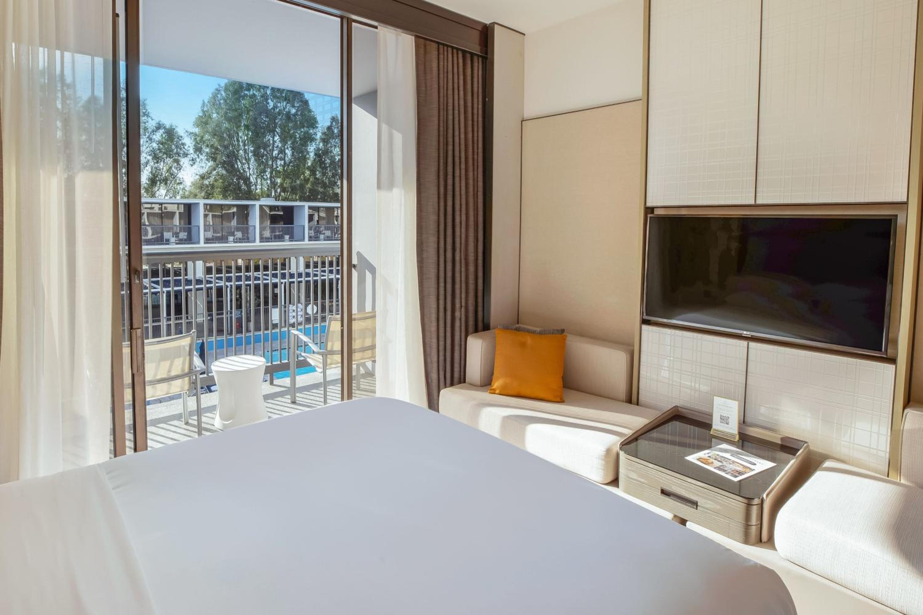Guest room, 2 Queen, Pool view, Pool access, Balcony thumbnail 5