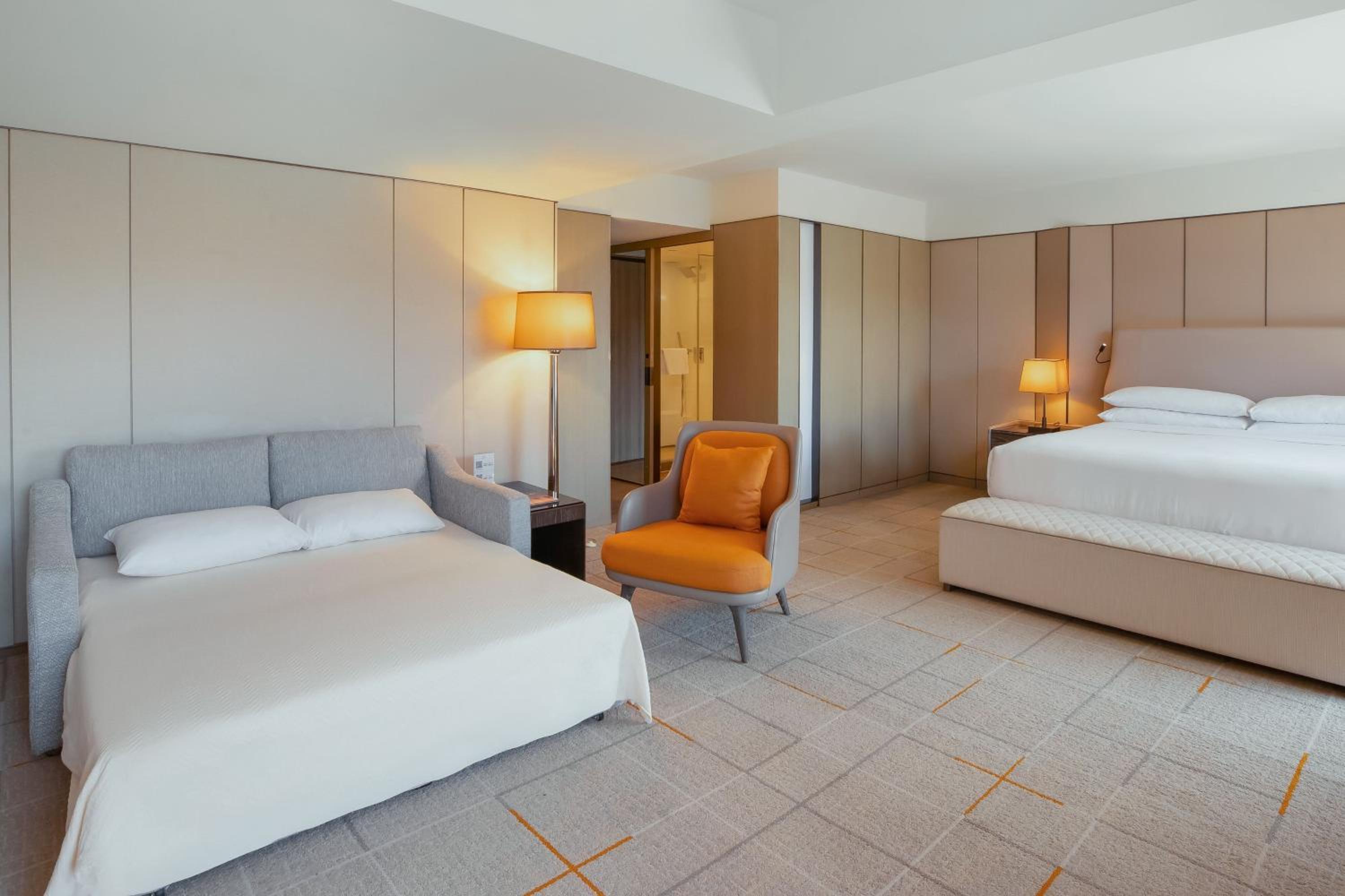 Club level, Guest room, King - Photo 3