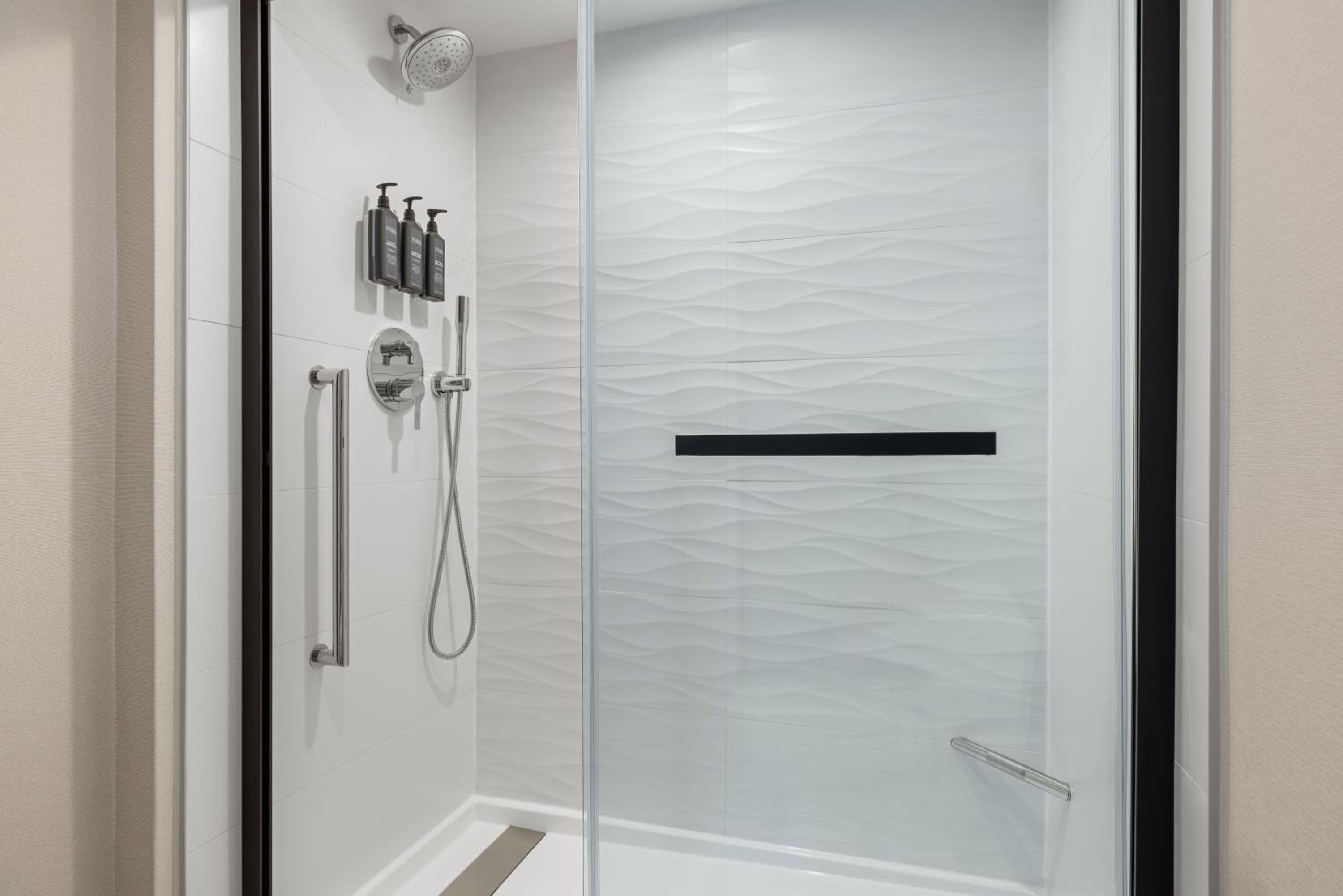 1 Bedroom 2 Room Suite - Photo 5