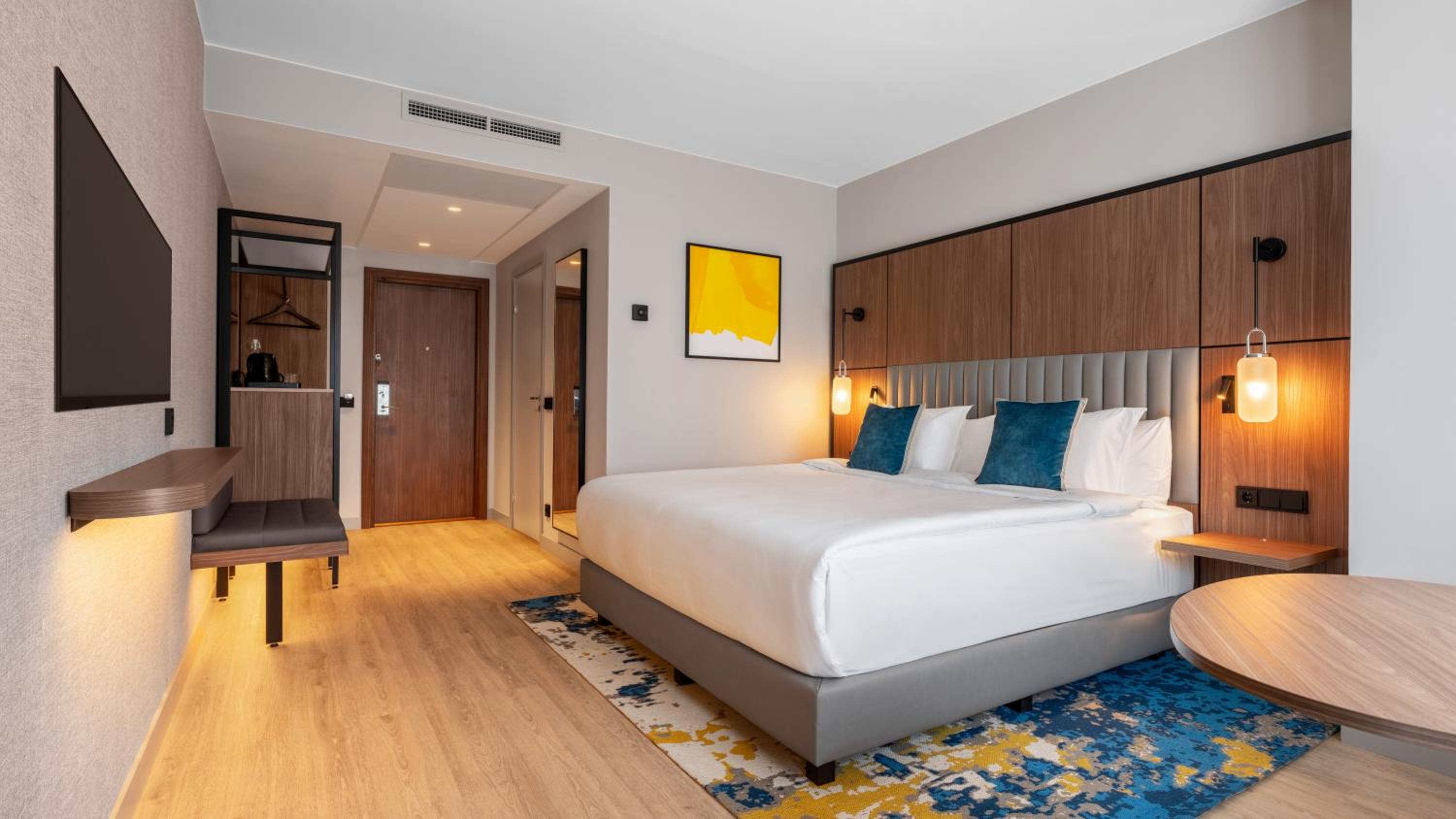 Standard King Room with Free Spa Access thumbnail 5