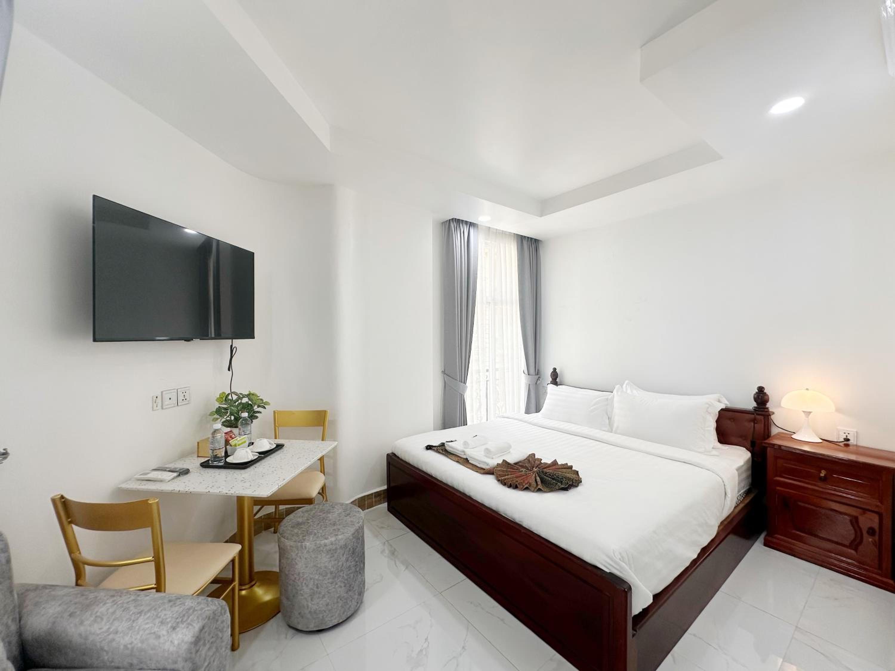 Executive Suite - Photo 2