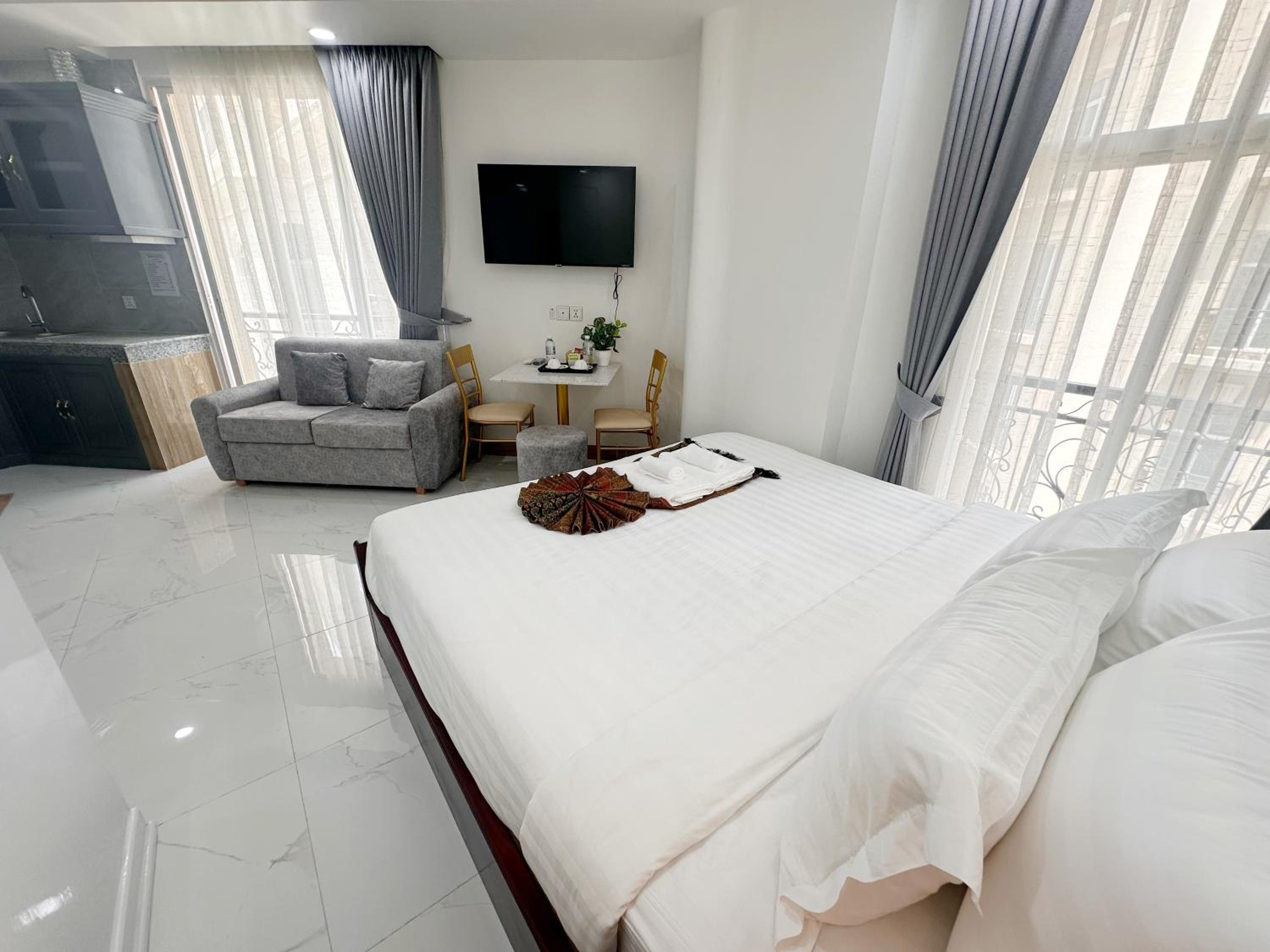Executive Suite - Photo 3