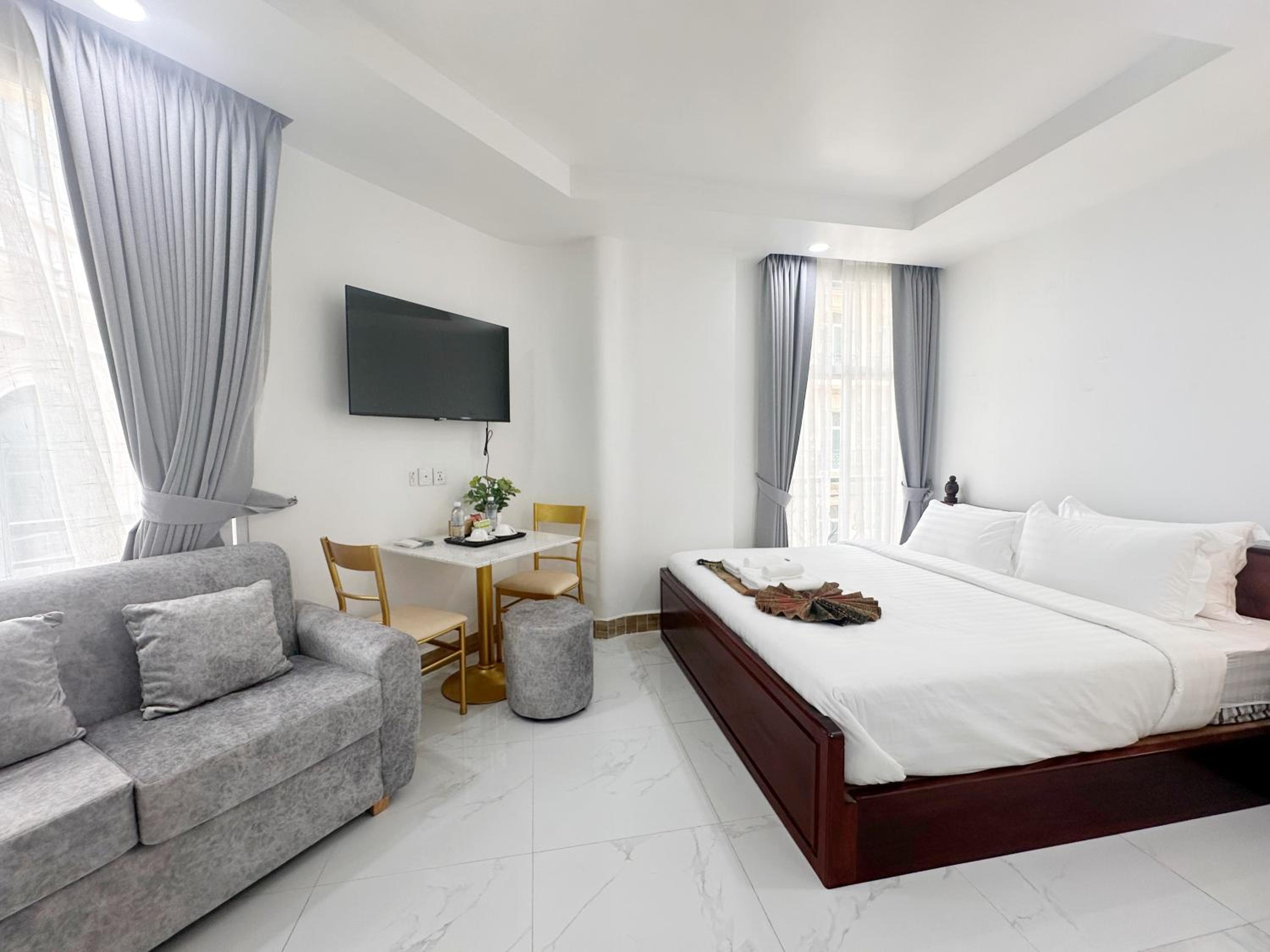 Executive Suite - Photo 10