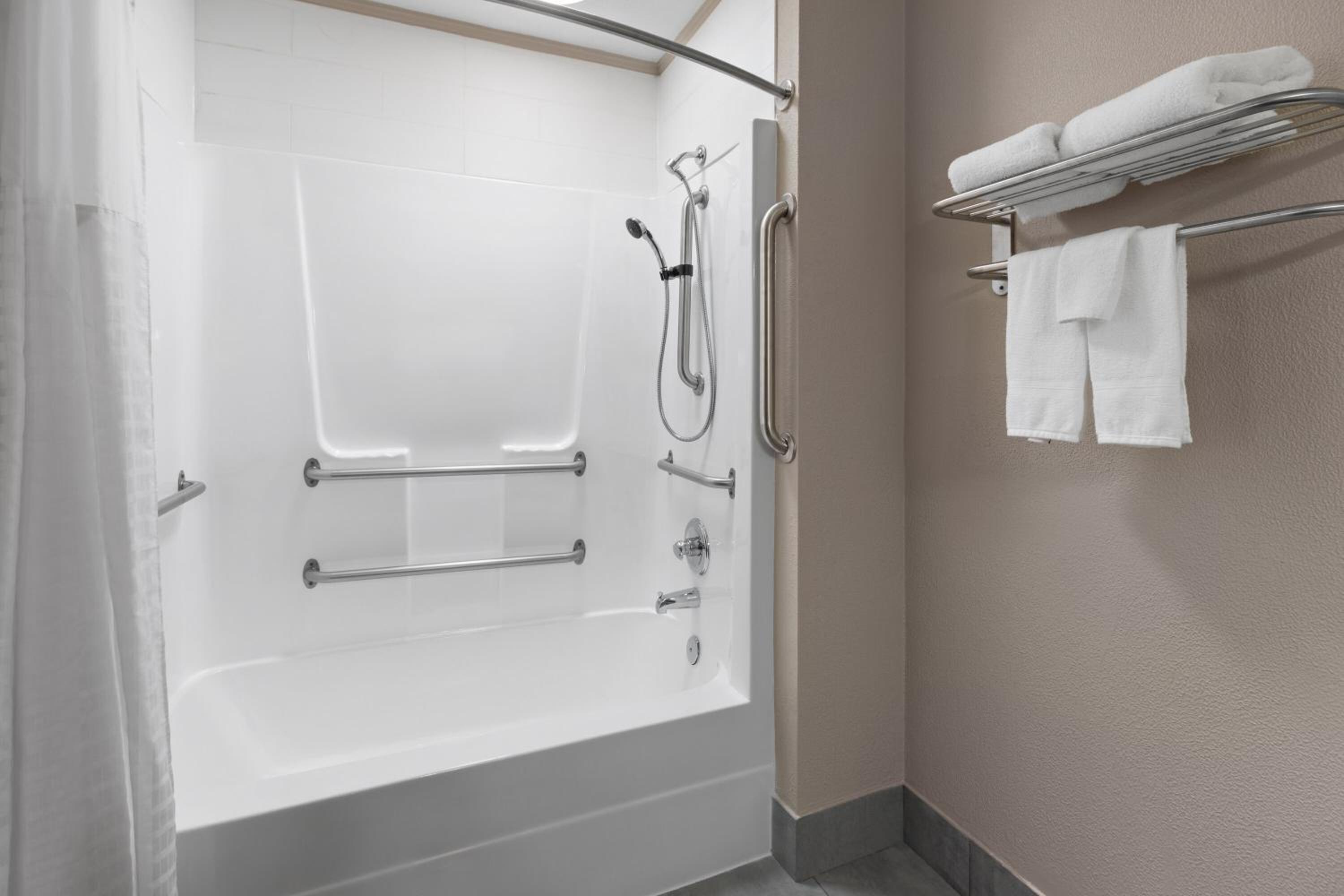 1 King Bed, Mobility/Hearing Accessible Room, Bathtub w/ Grab Bars, Non-Smoking - Photo 6