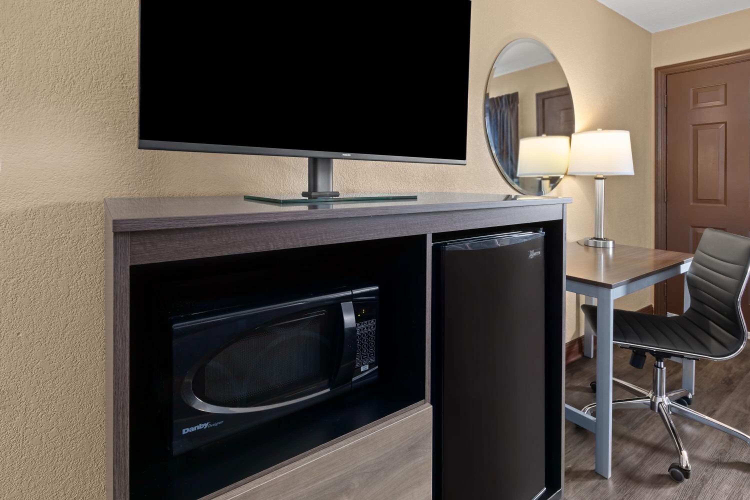 1 King Bed, Mobility/Hearing Accessible Room, Bathtub w/ Grab Bars, Non-Smoking - Photo 2