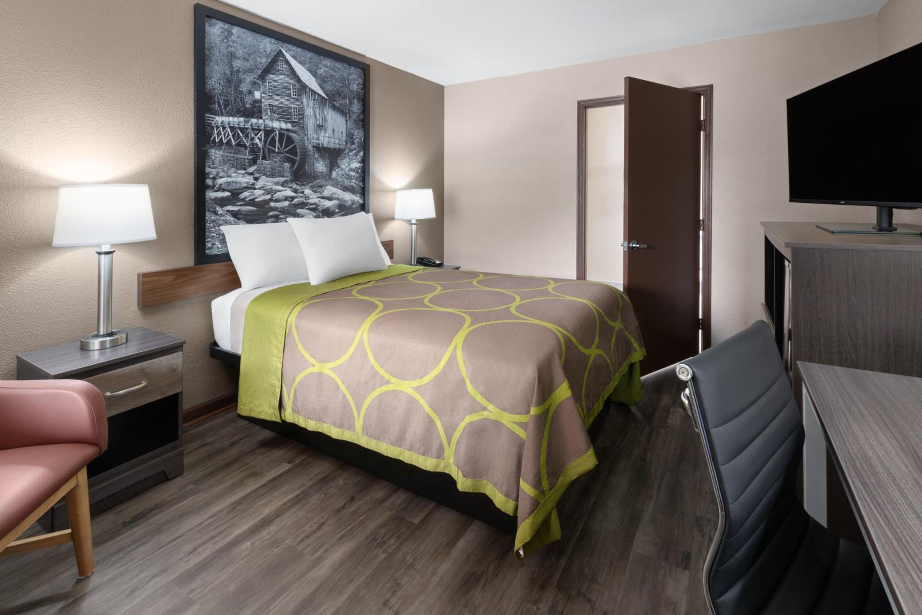 Double Room with Bathtub with Grab Bars - Mobility Accessible/Non-Smoking - Photo 7