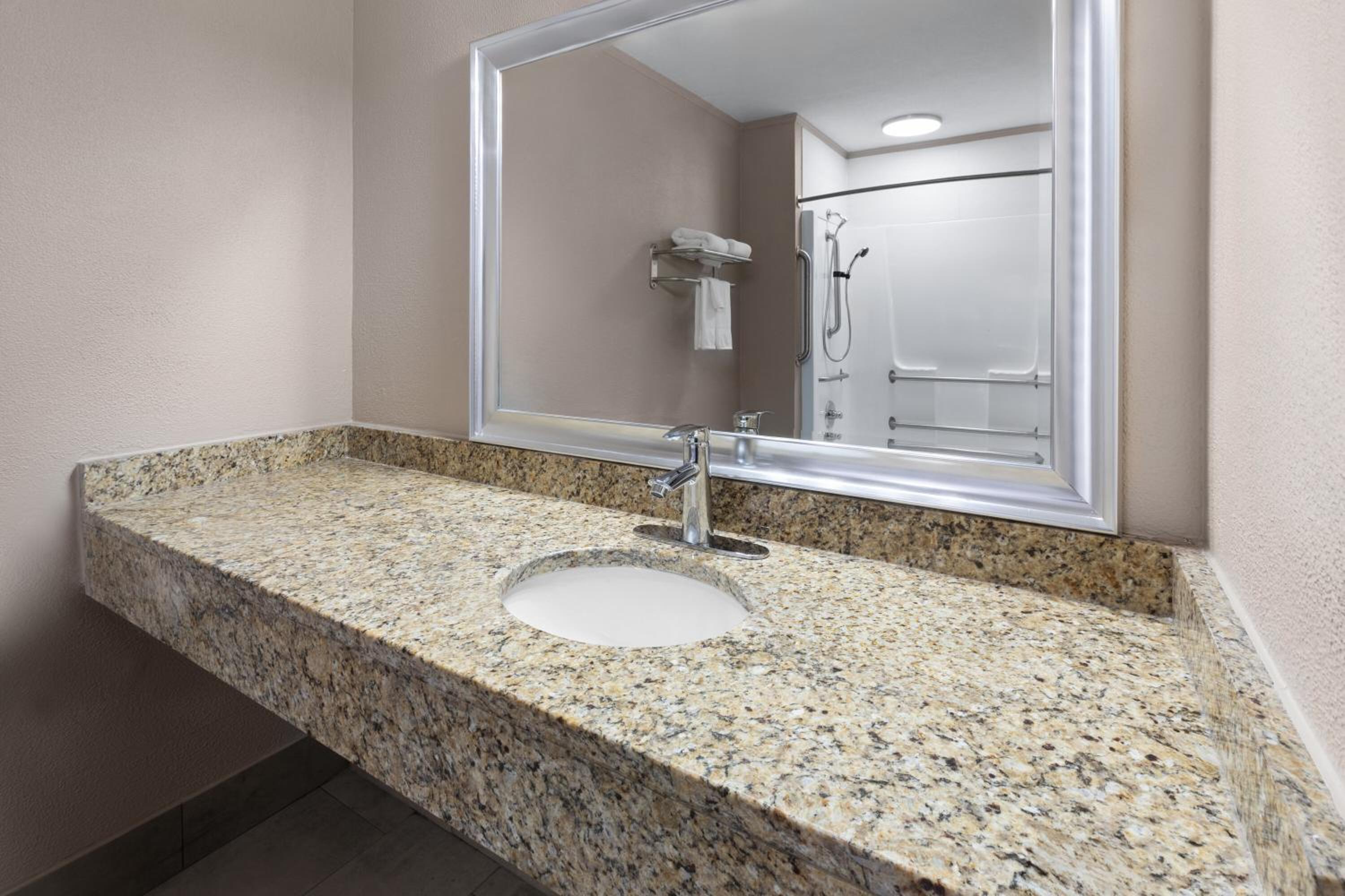 1 King Bed, Mobility/Hearing Accessible Room, Bathtub w/ Grab Bars, Non-Smoking - Photo 5