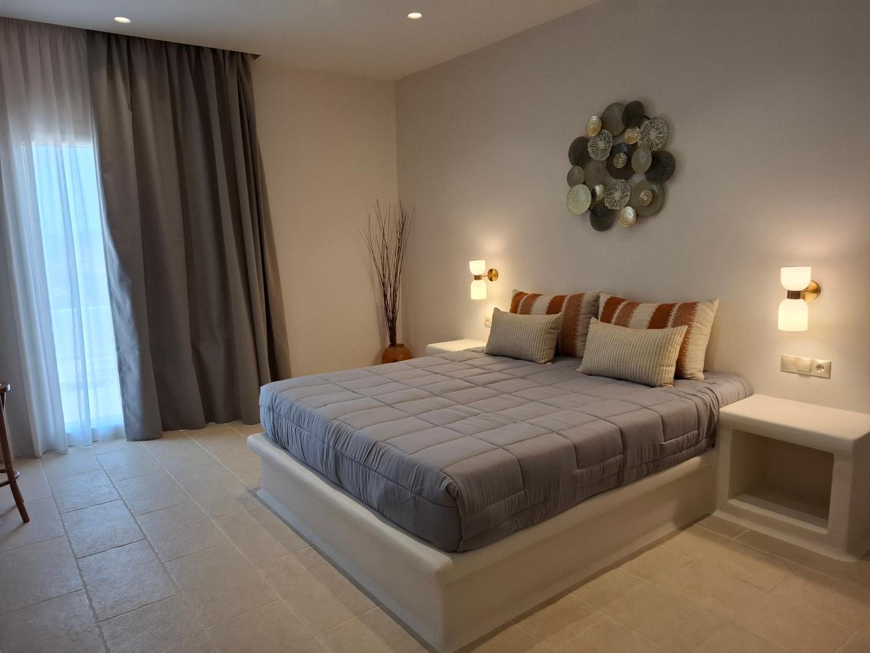Deluxe King Suite photo 1