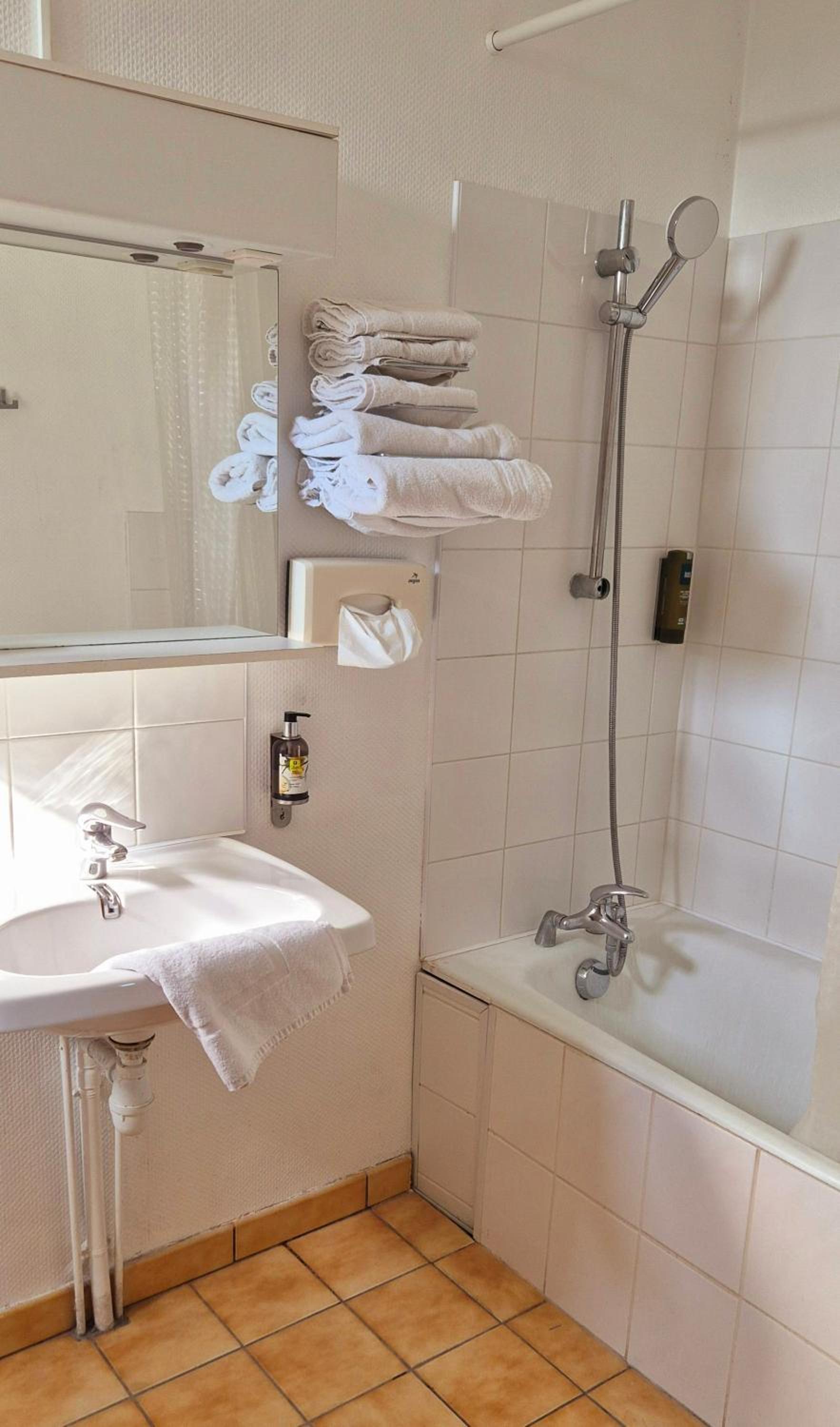Standard Double Room - Photo 4