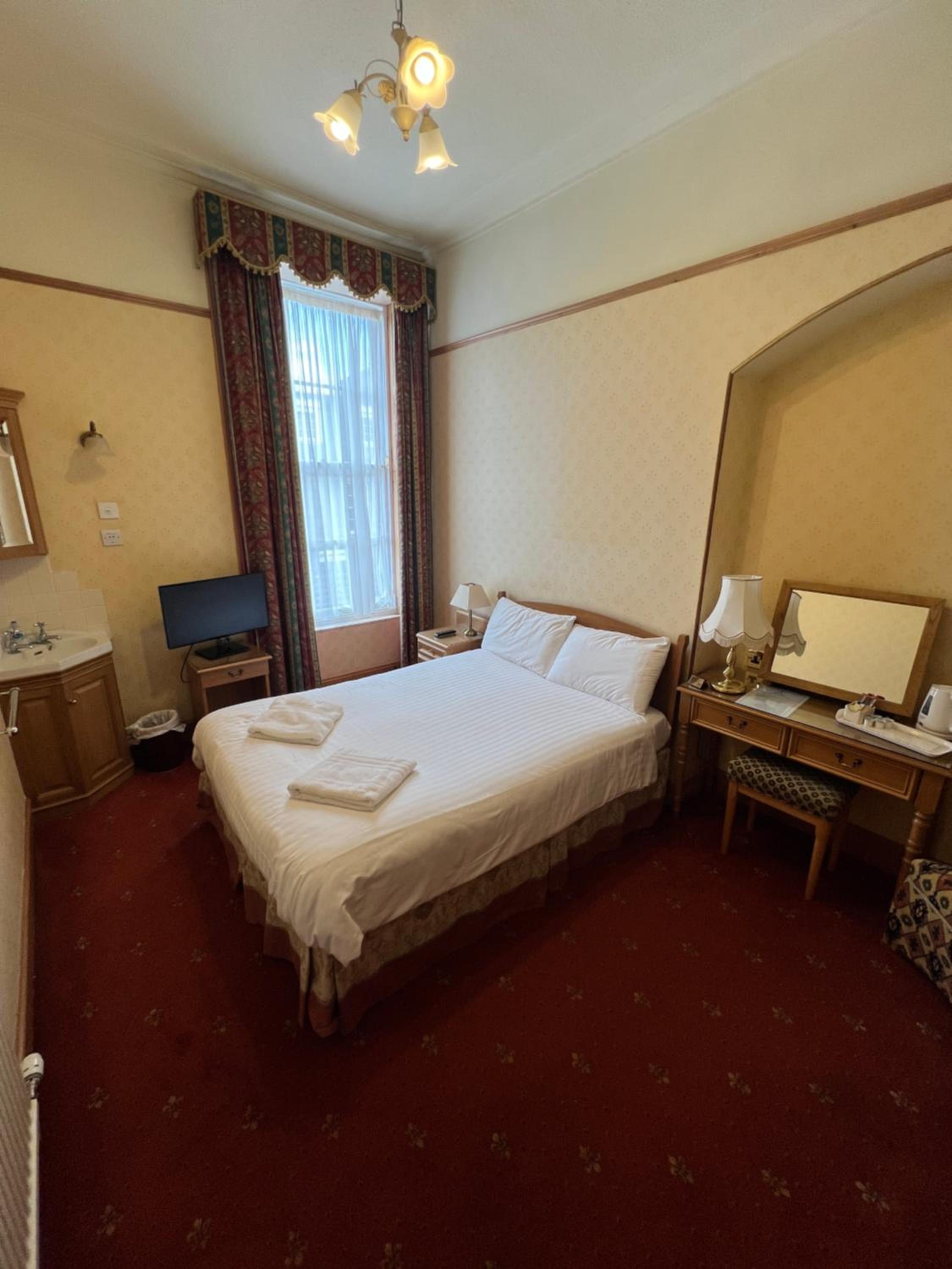 Double Room with Shared Bathroom photo 2