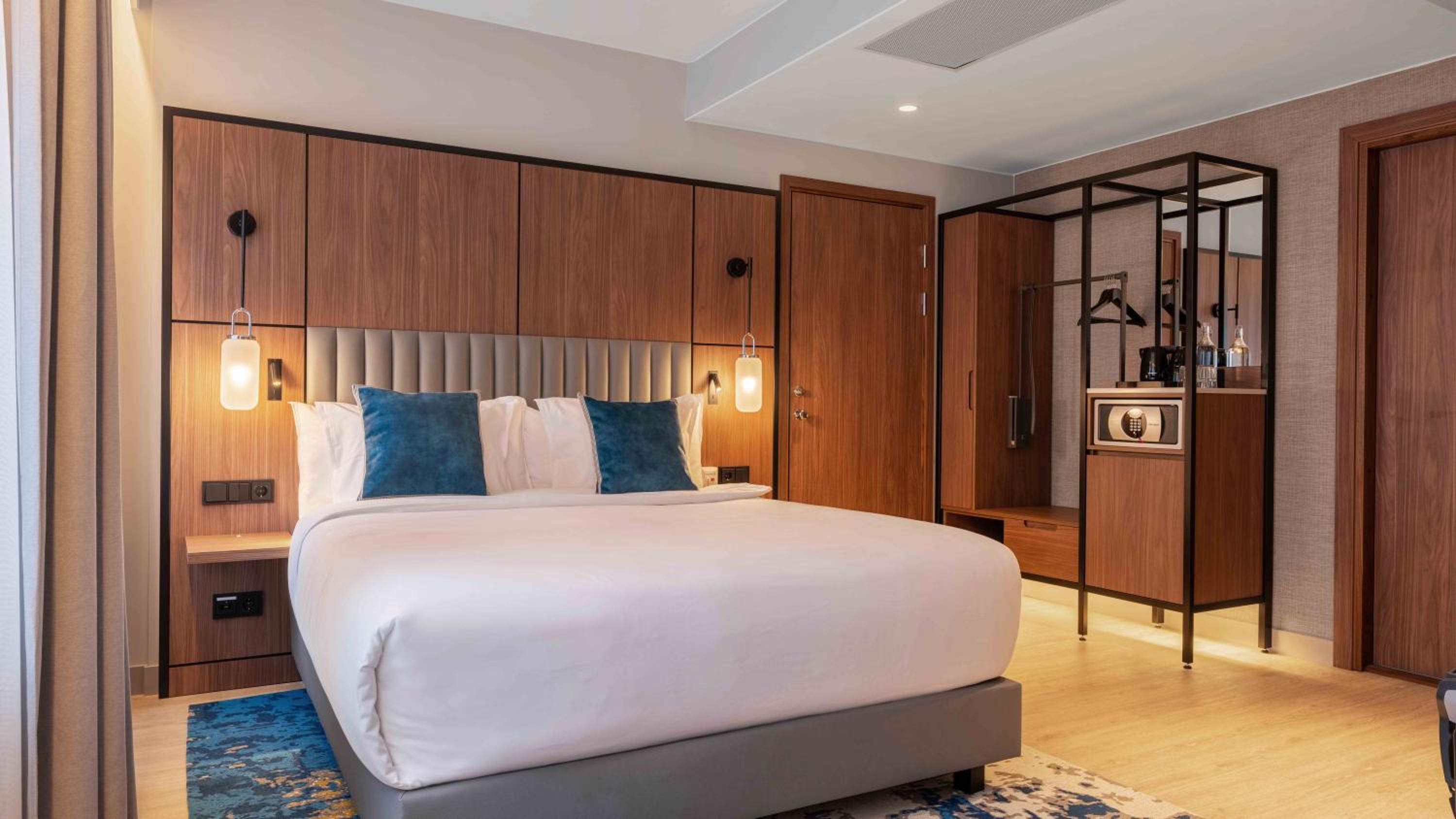 Cozy Queen Room with Free Spa Access - Accessible - Photo 1