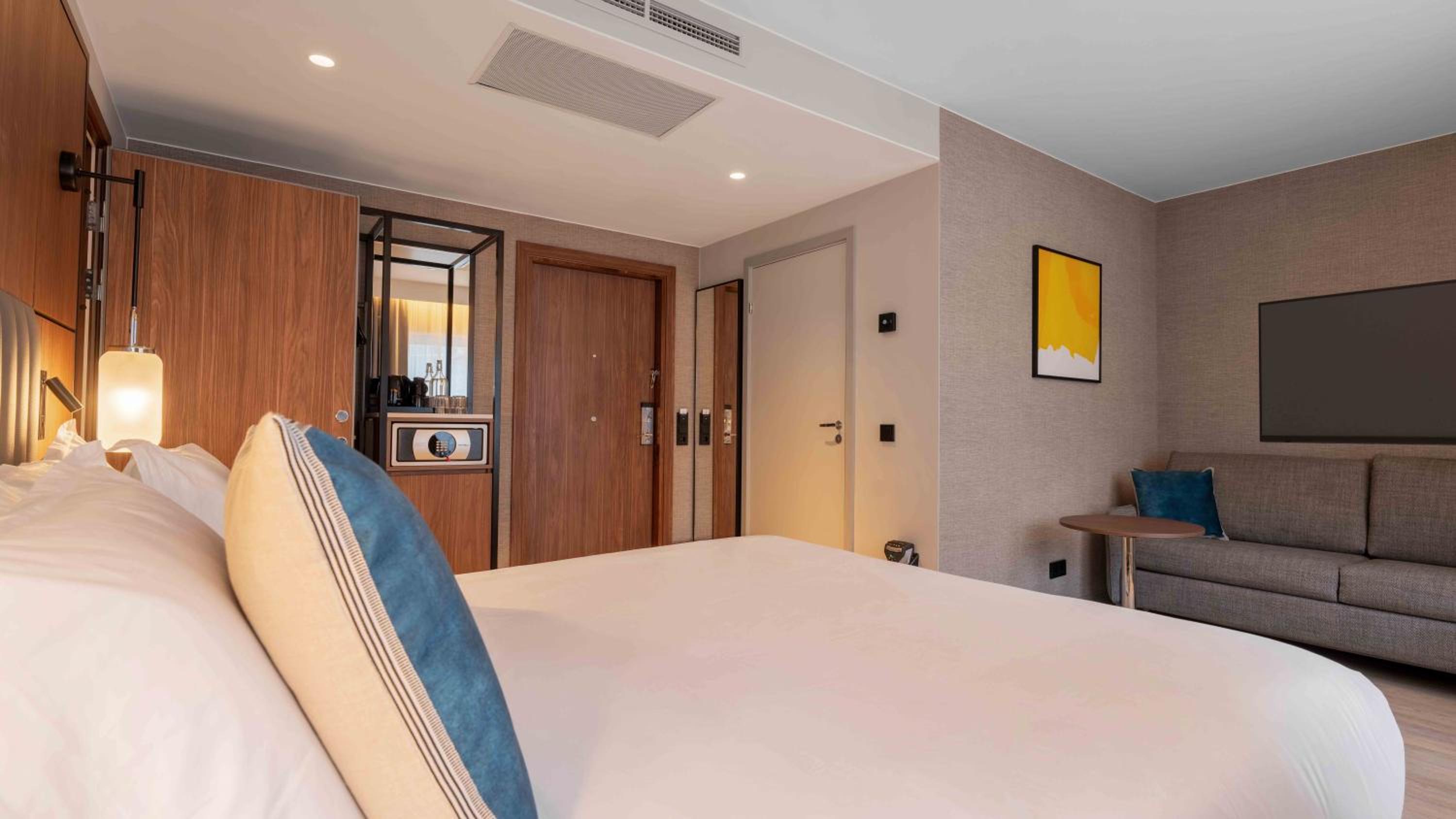 Cozy Queen Room with Free Spa Access - Accessible - Photo 4