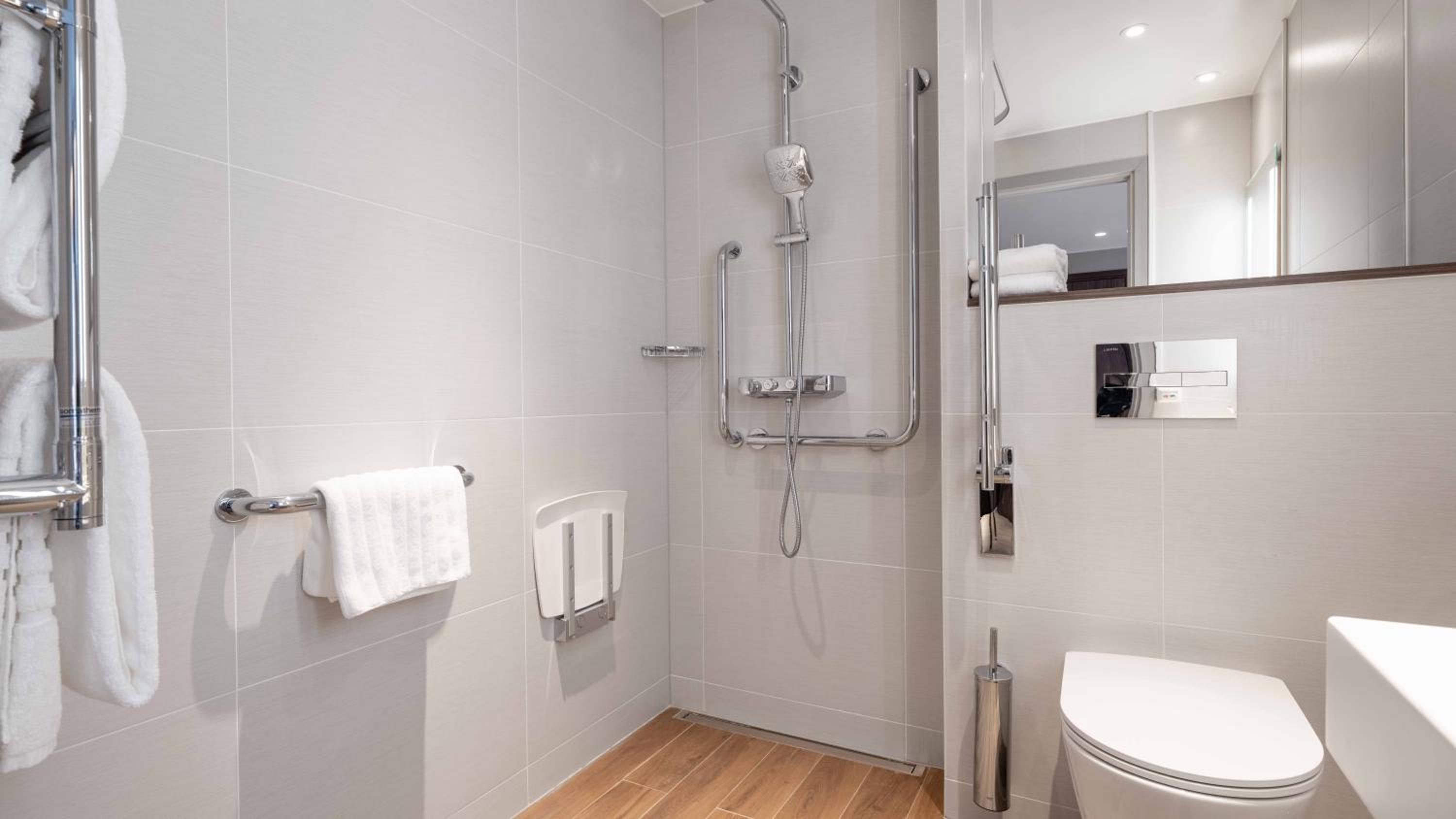 Cozy Queen Room with Free Spa Access - Accessible - Photo 2