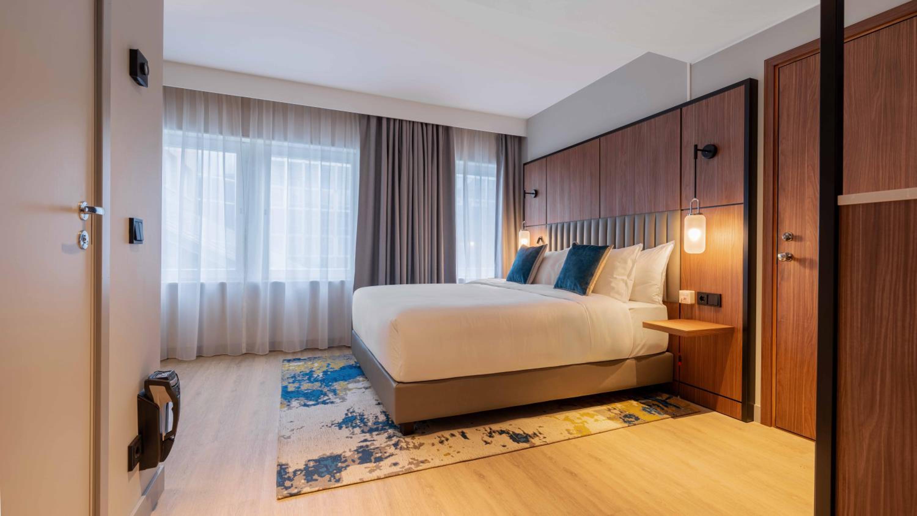 Cozy Queen Room with Free Spa Access - Accessible - Photo 3