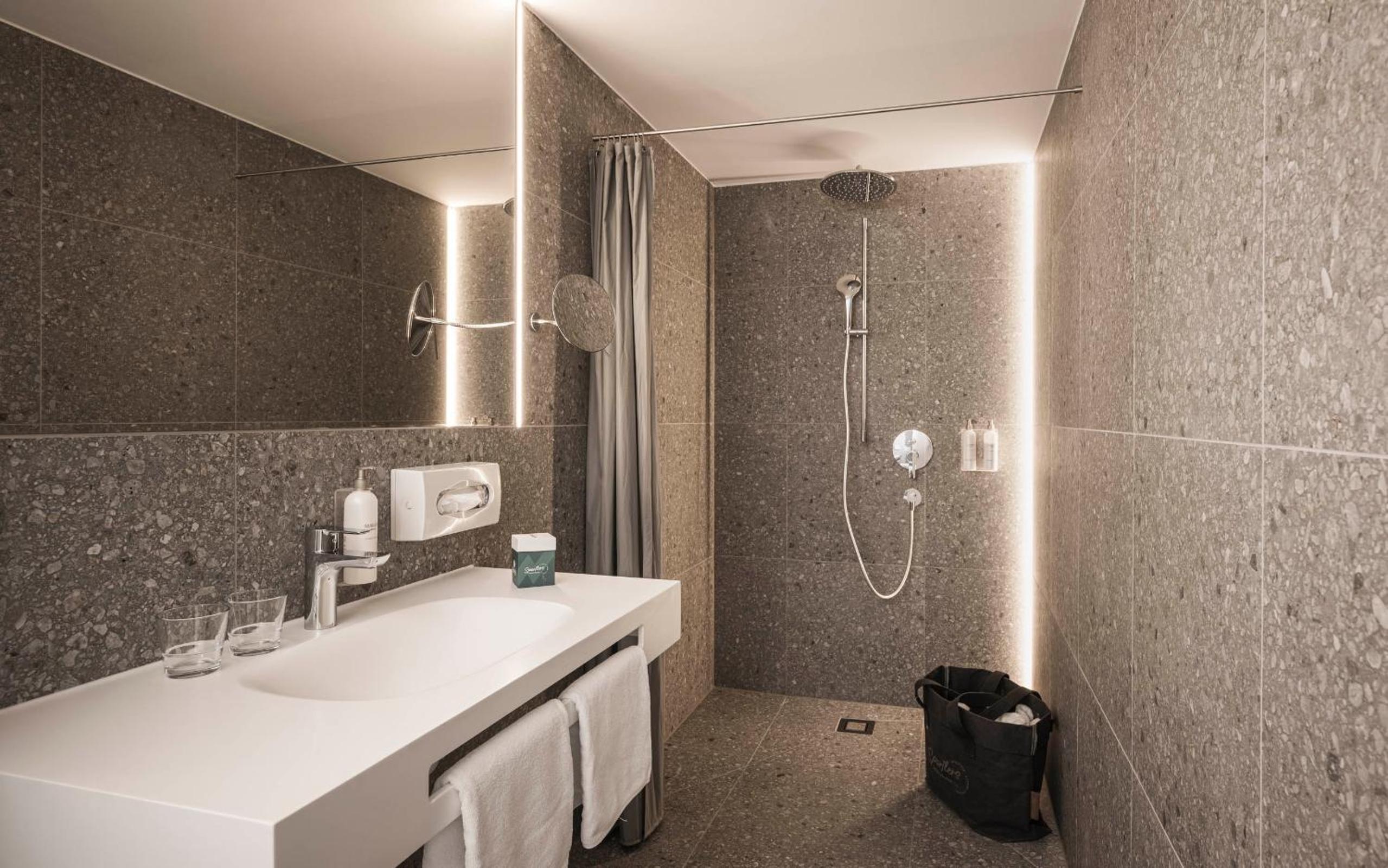 Basic Double Room with Balcony photo 2