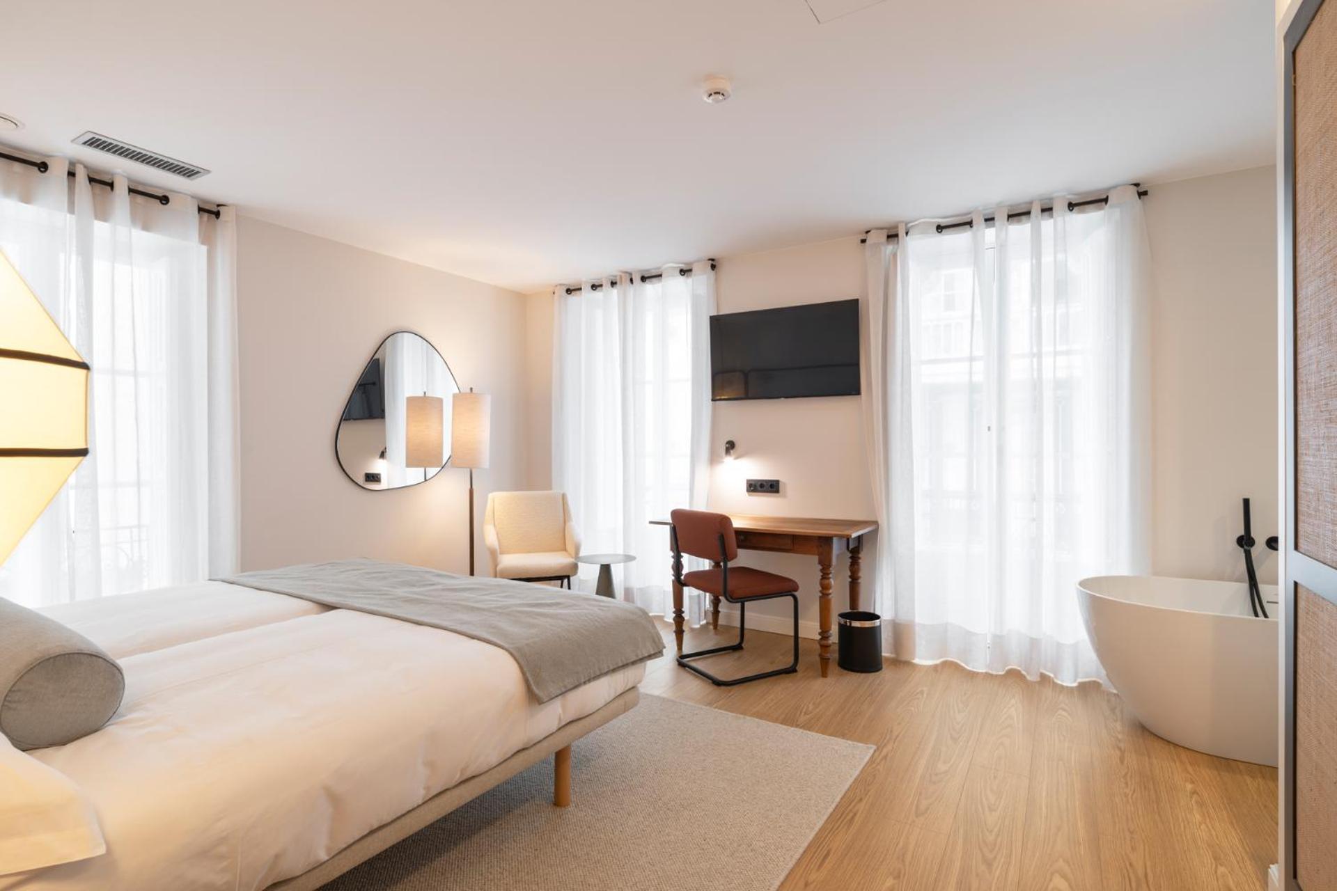 Deluxe Double Room with Balcony photo 2