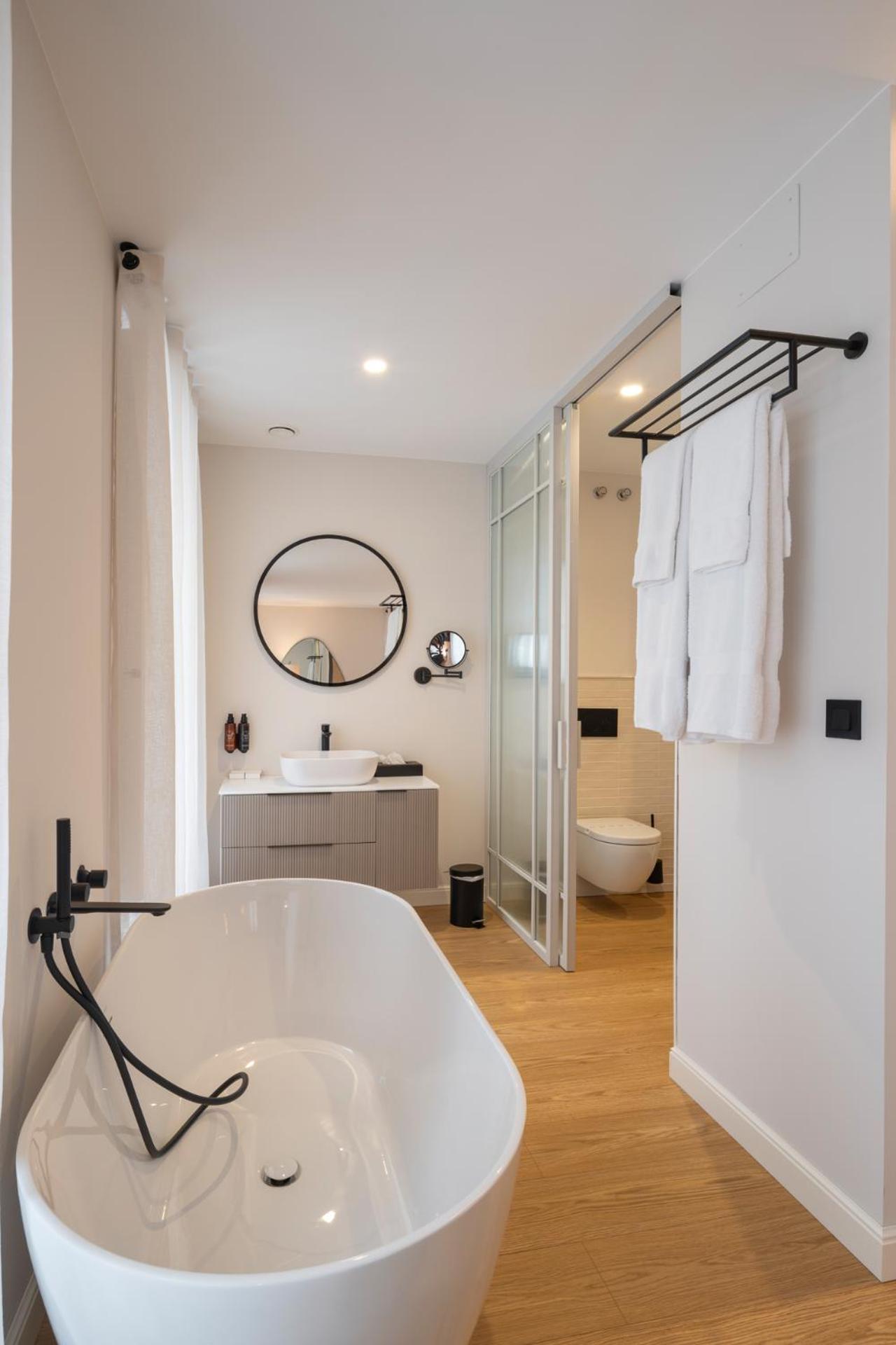 Deluxe Double Room with Balcony photo 3