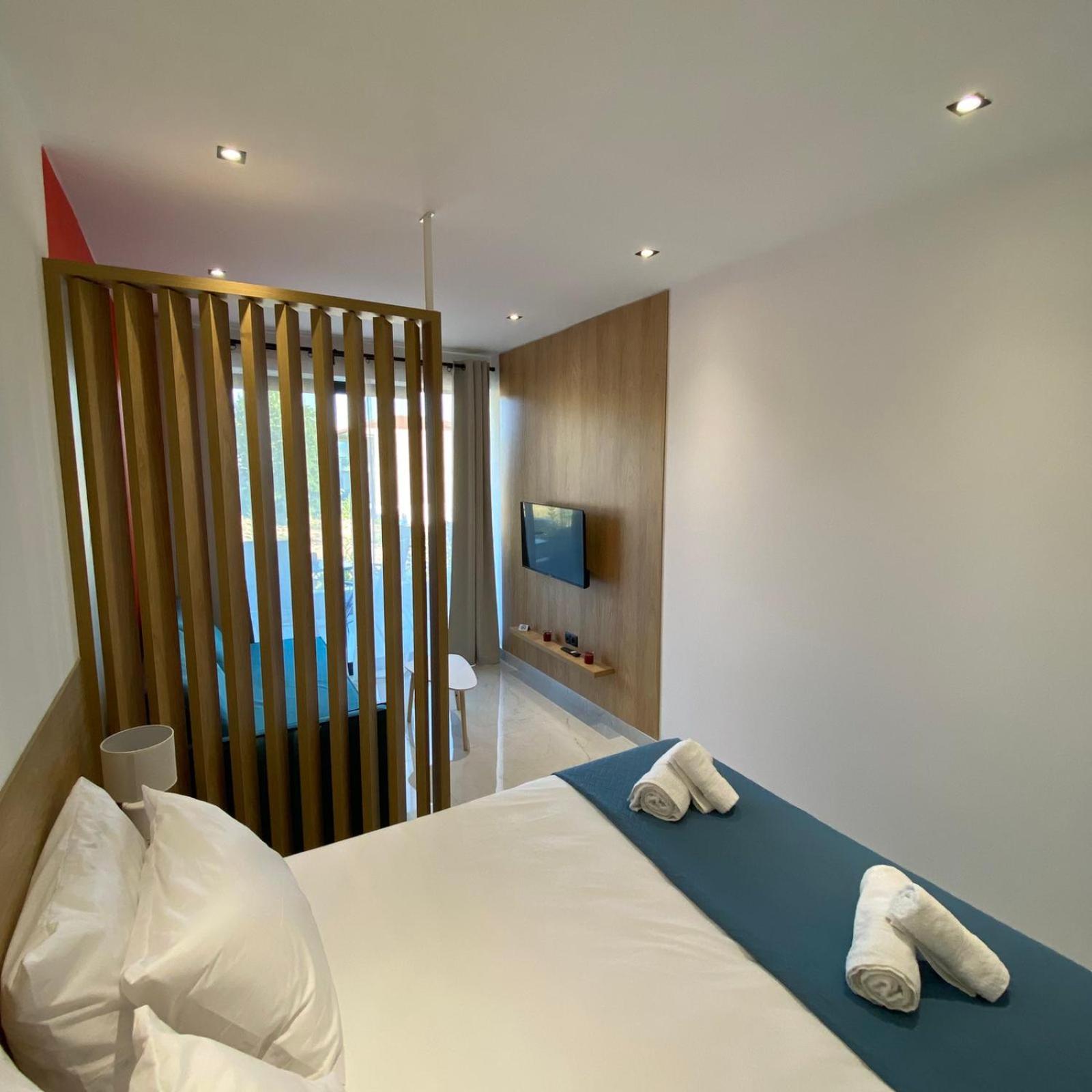 Studio Apartment with Balcony photo 1