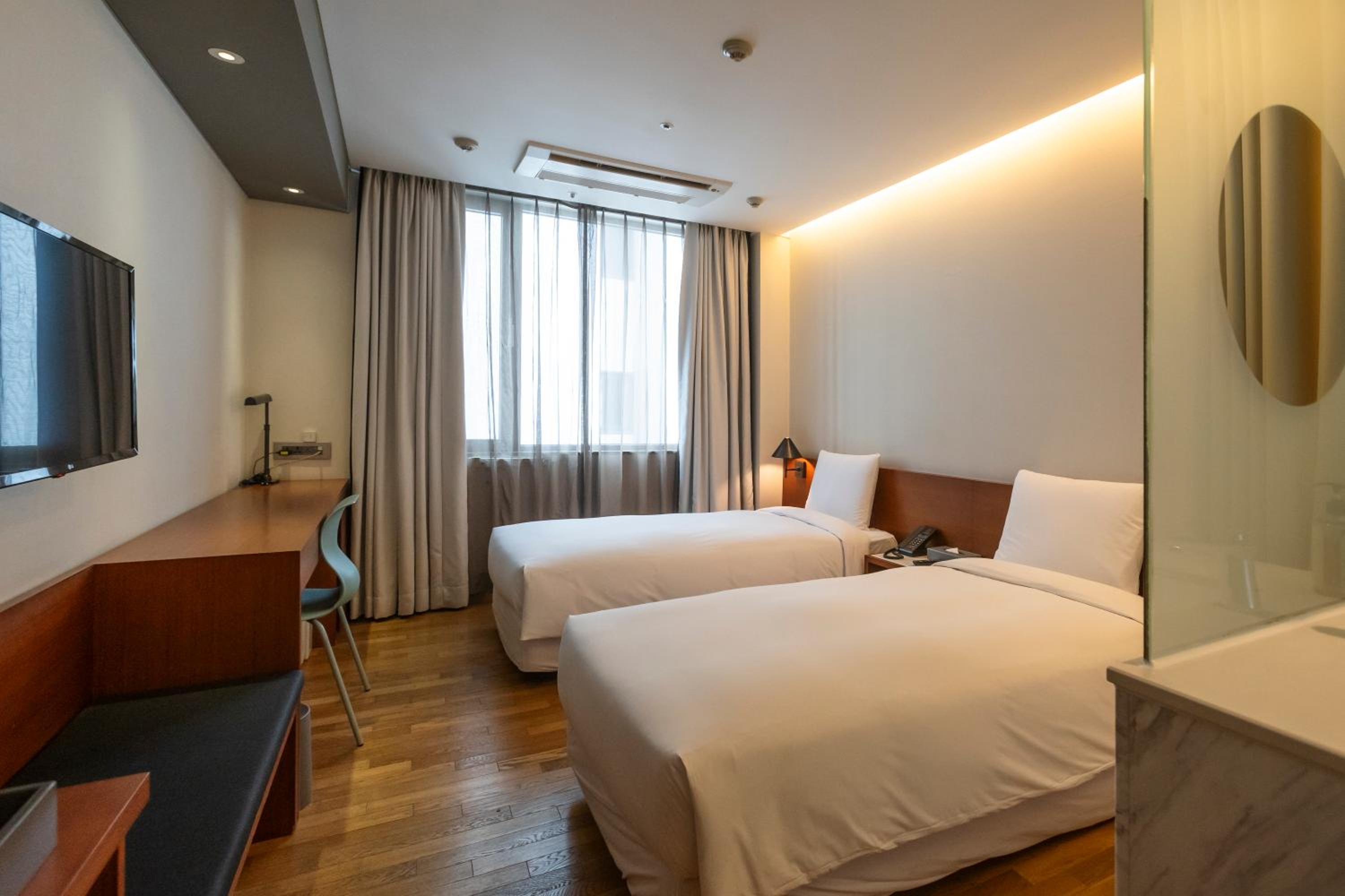 Adjoining three Rooms with Exclusive Floor