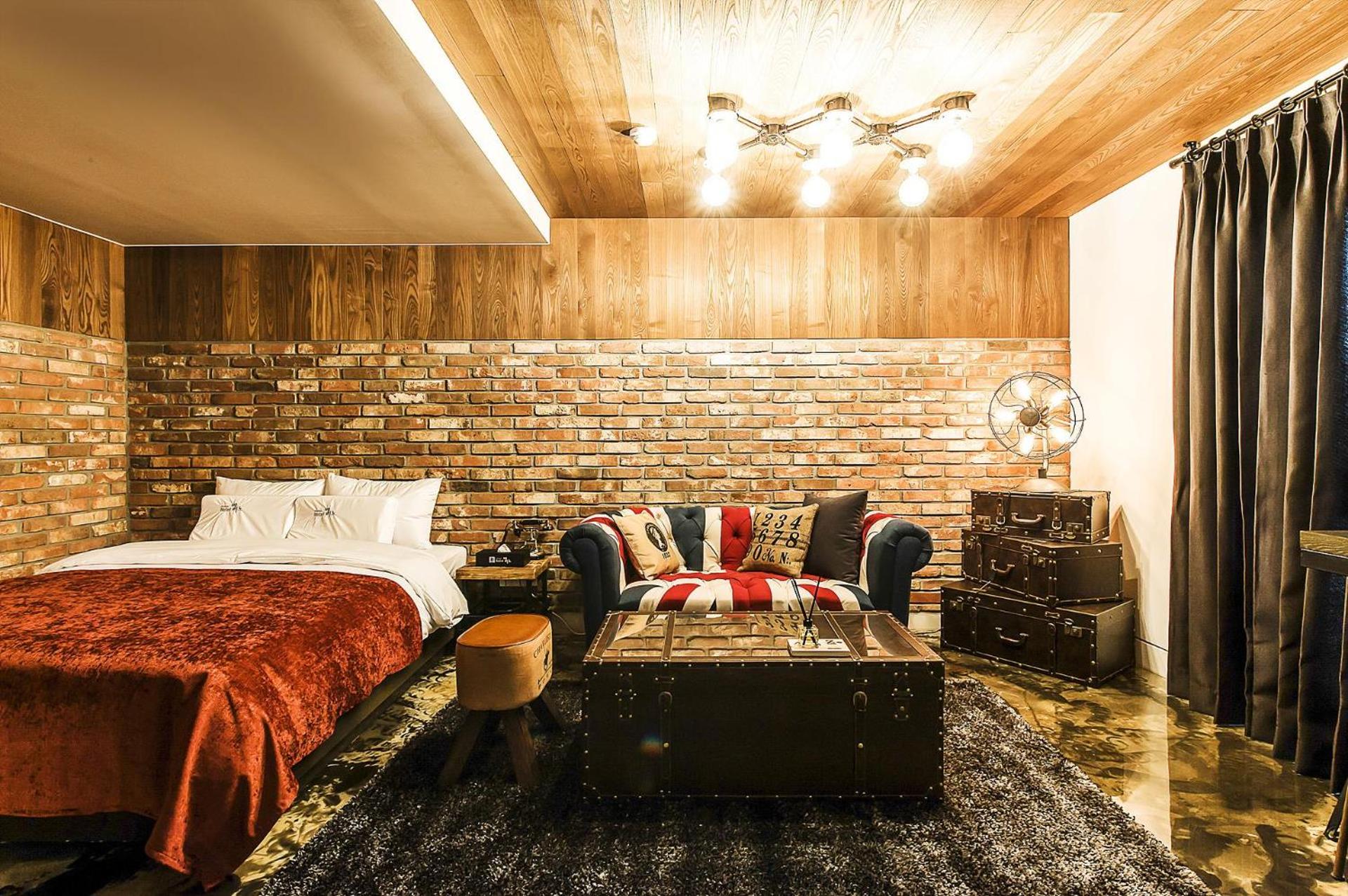 Suite - Photo 1