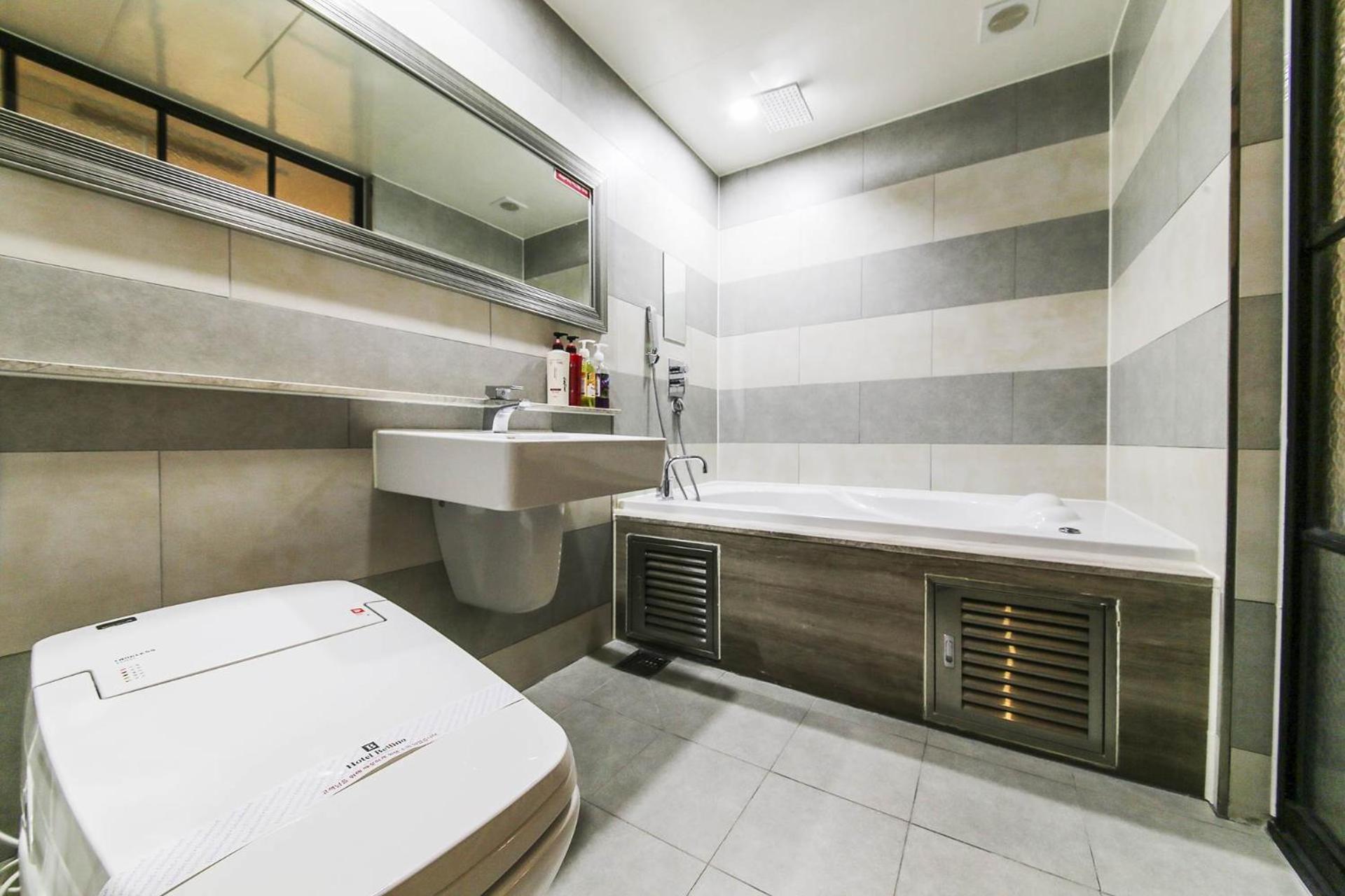 Double Room - Photo 6