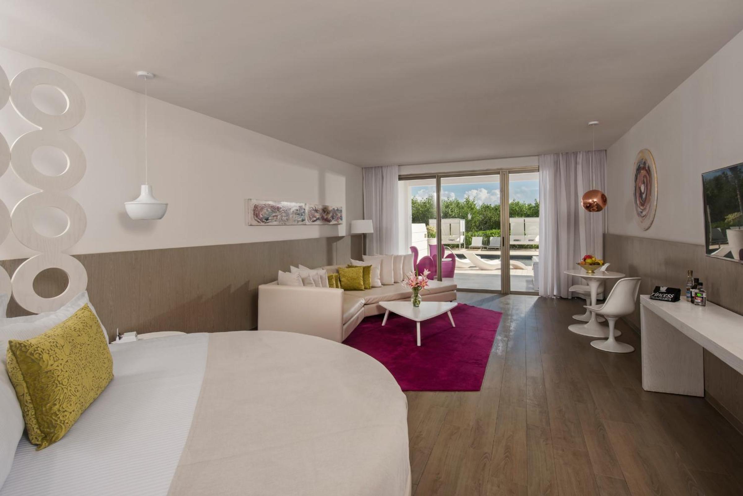 Honeymoon Suite Swimout (Adults over 18 years old only)