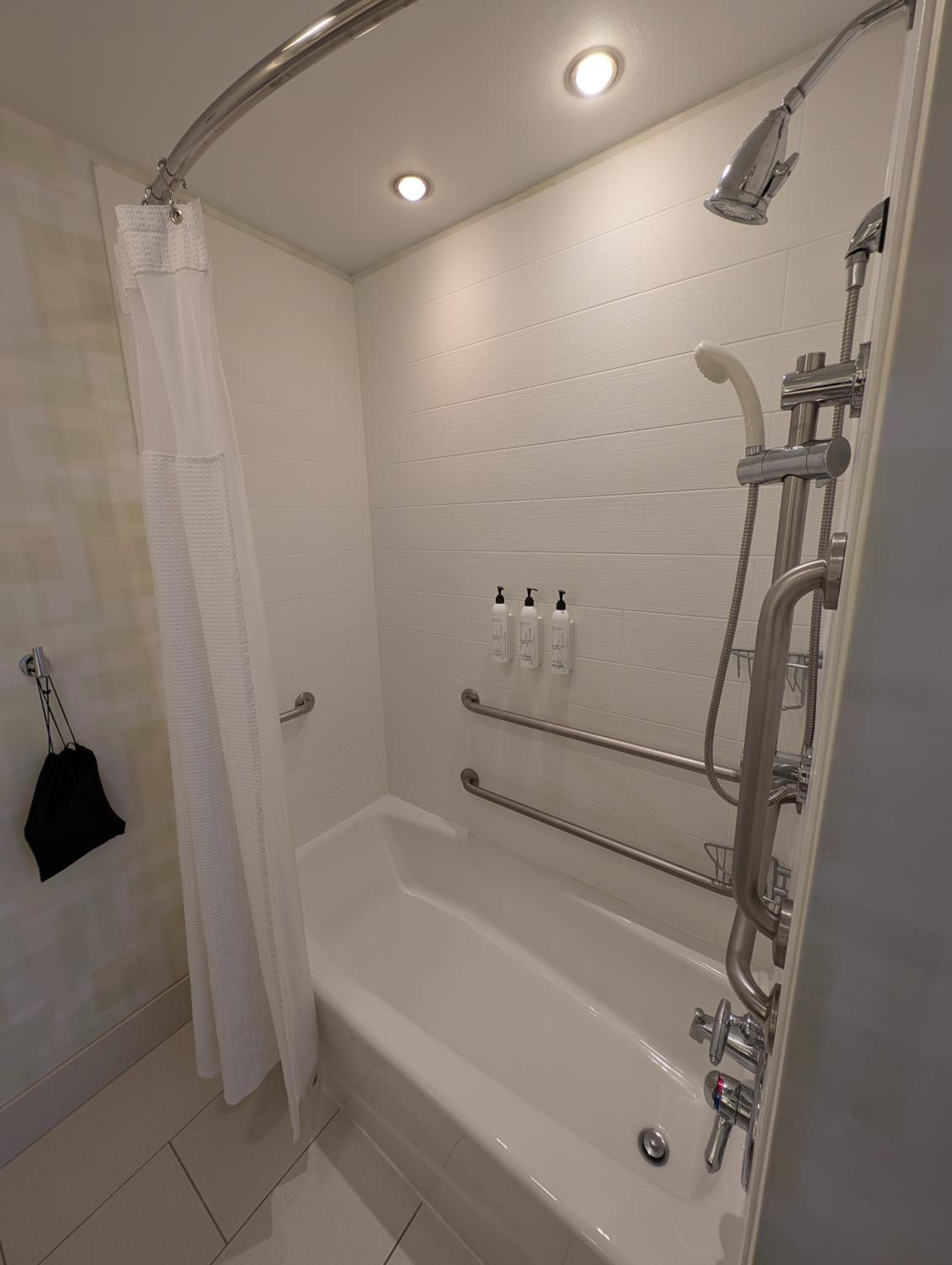 Studio with Two Queen Beds and Sofa Bed - Hearing Accessible - Photo 10