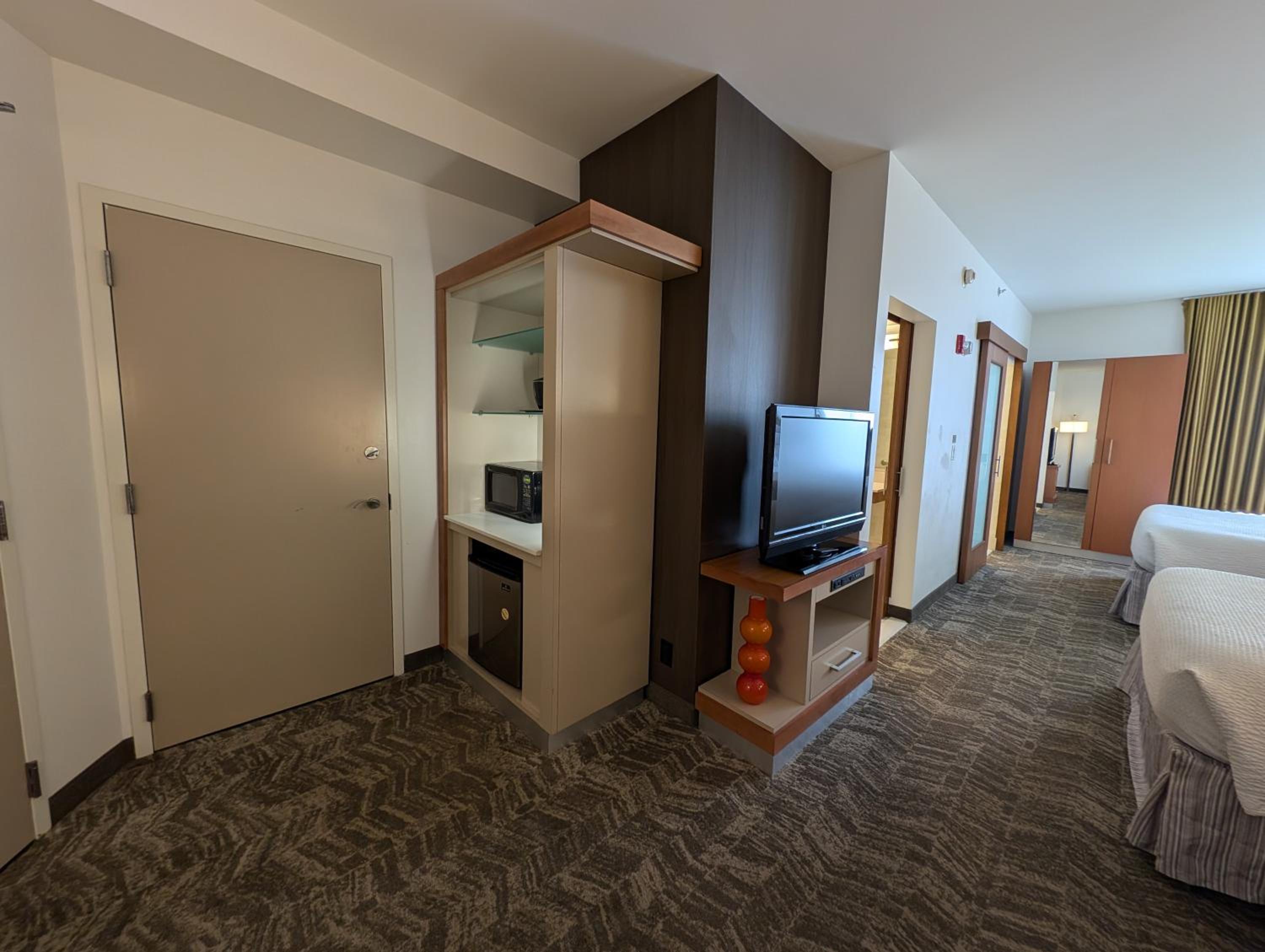 Studio with Two Queen Beds and Sofa Bed - Hearing Accessible - Photo 5