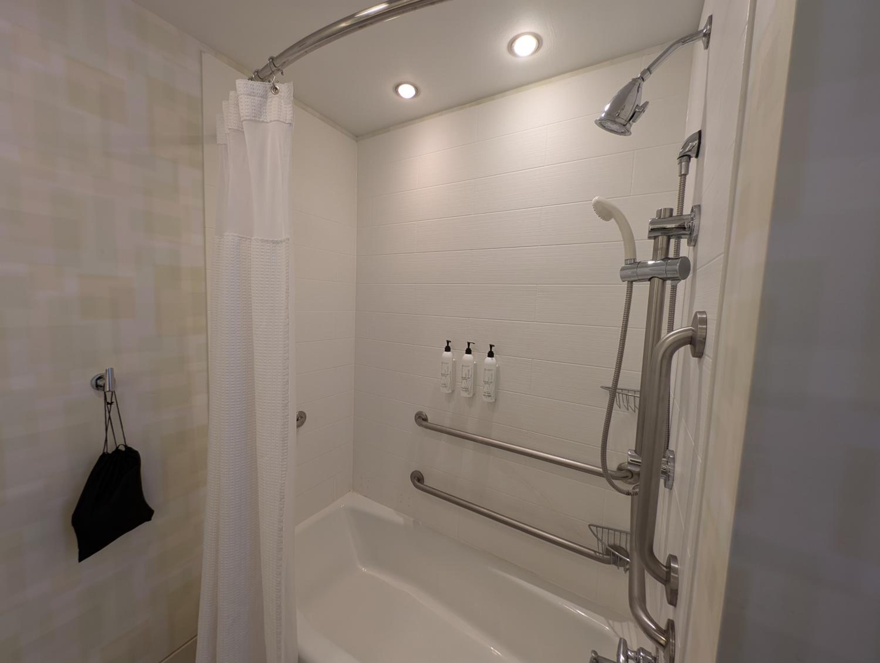Studio with Two Queen Beds and Sofa Bed - Hearing Accessible - Photo 13