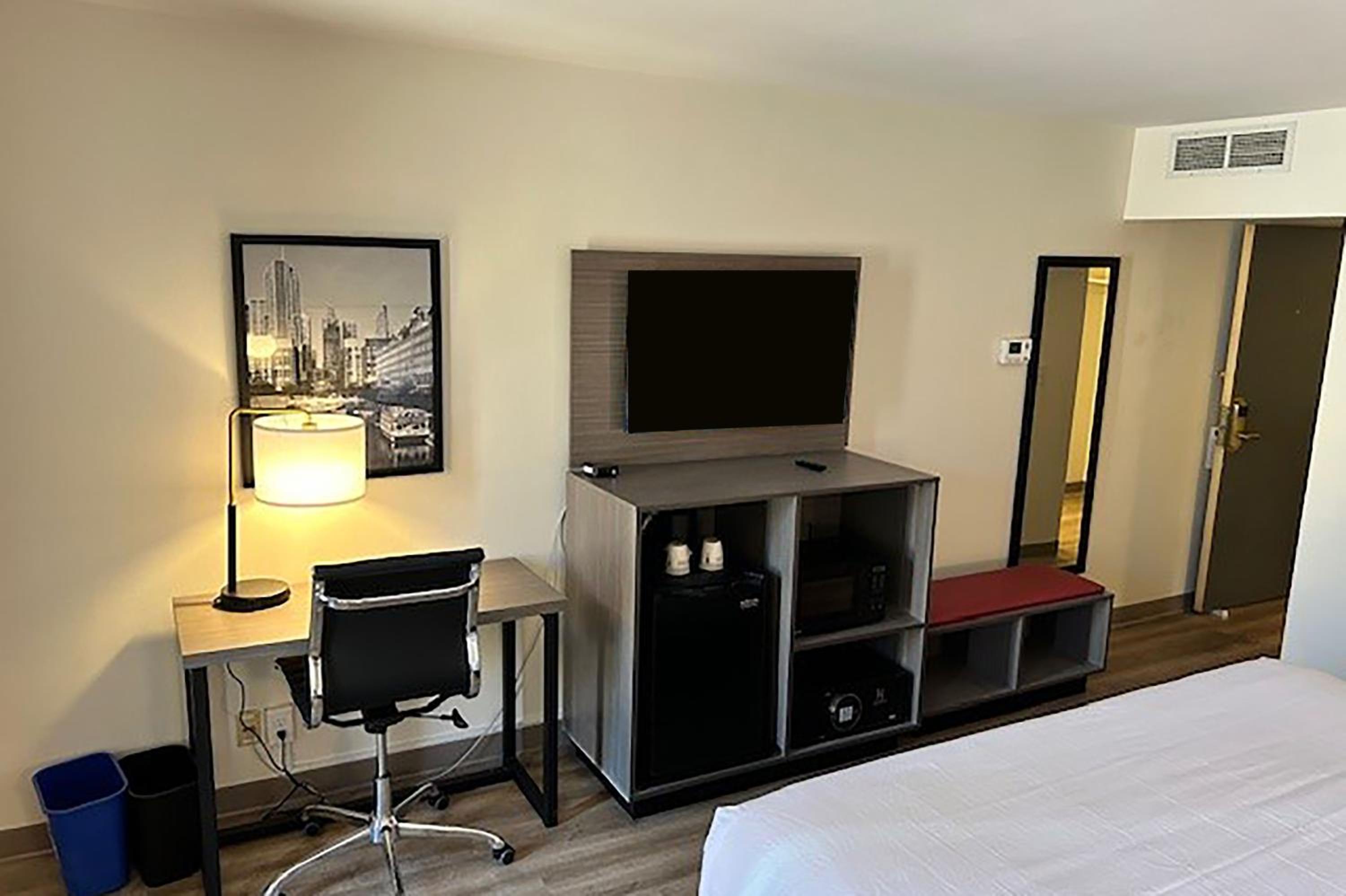 One-Bedroom King Suite - Non-Smoking - Photo 2