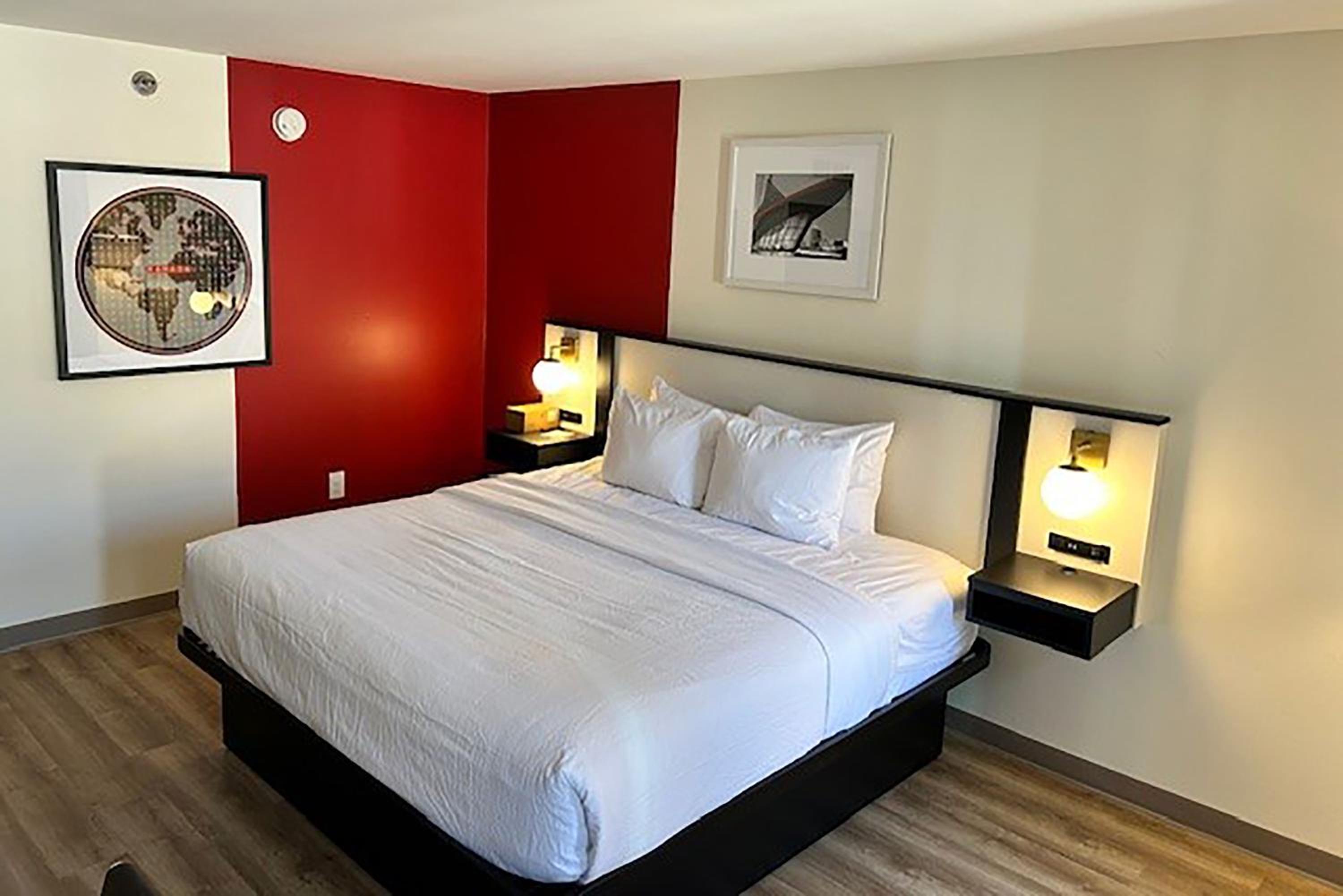 One-Bedroom King Suite - Non-Smoking - Photo 3