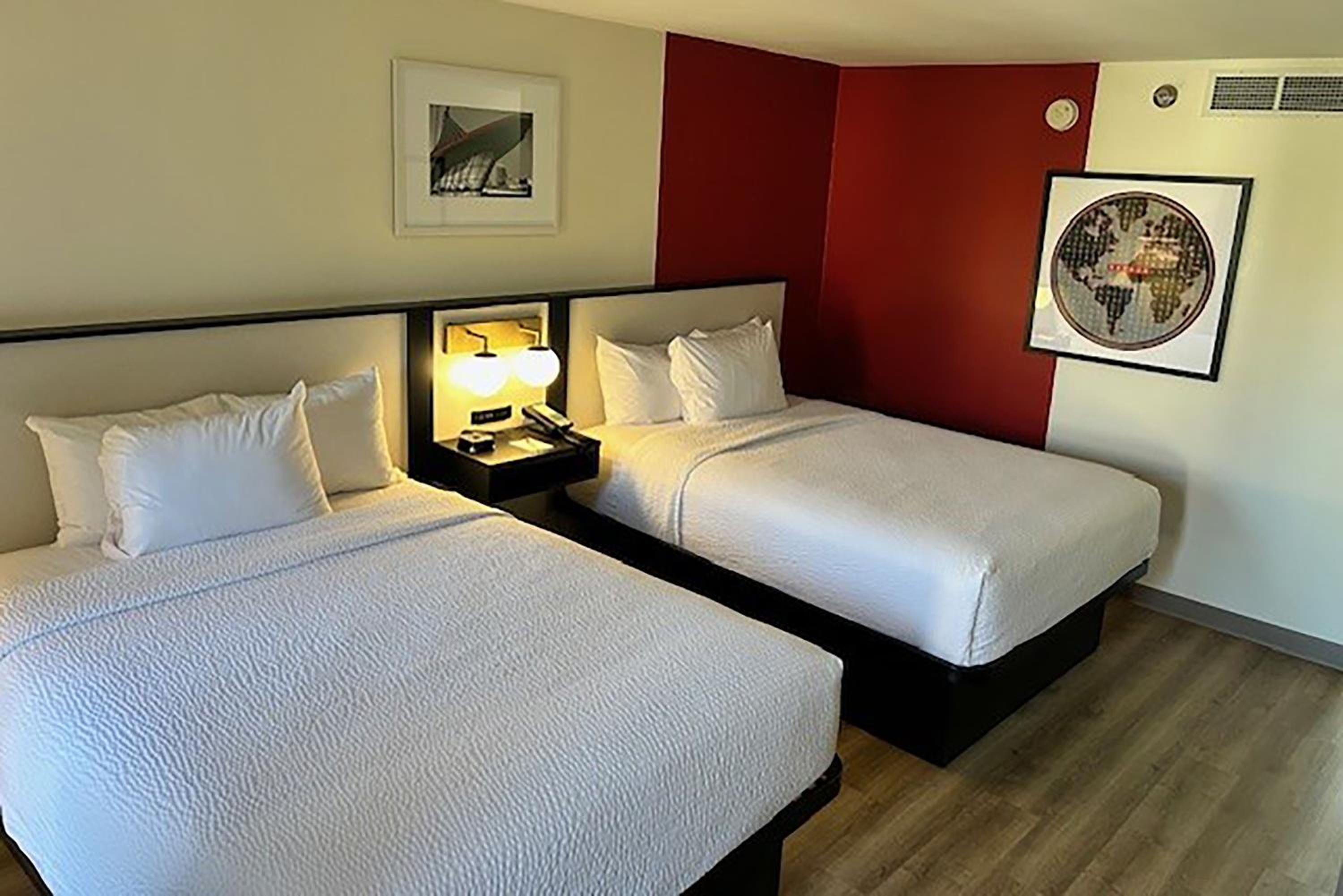 Queen Room with Two Queen Beds - Non-Smoking - Photo 2