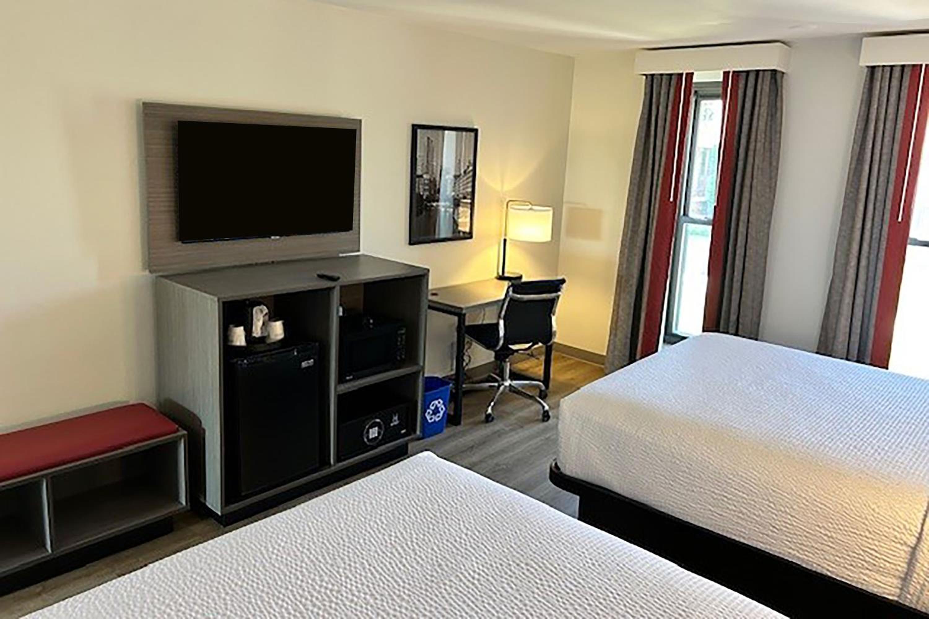 Queen Room with Two Queen Beds - Non-Smoking - Photo 4