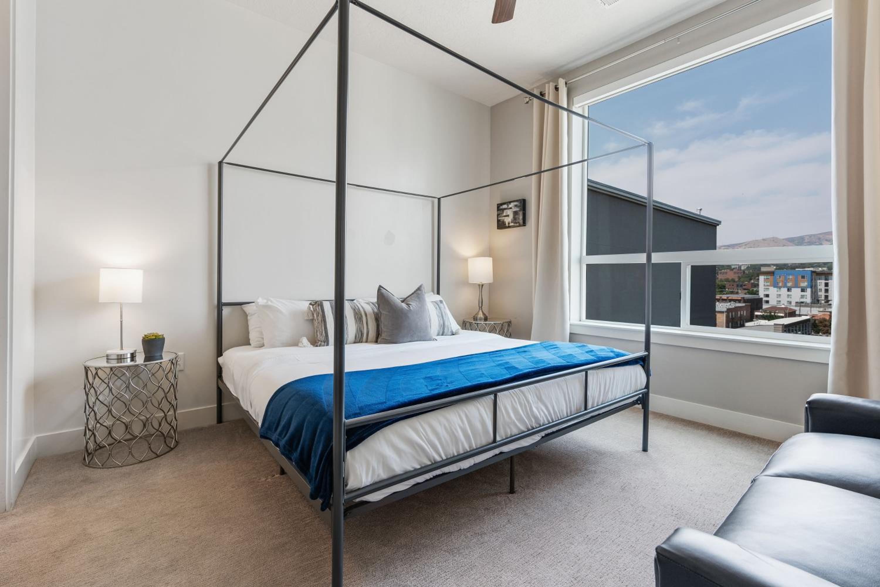 Deluxe One-Bedroom Apartment photo 1