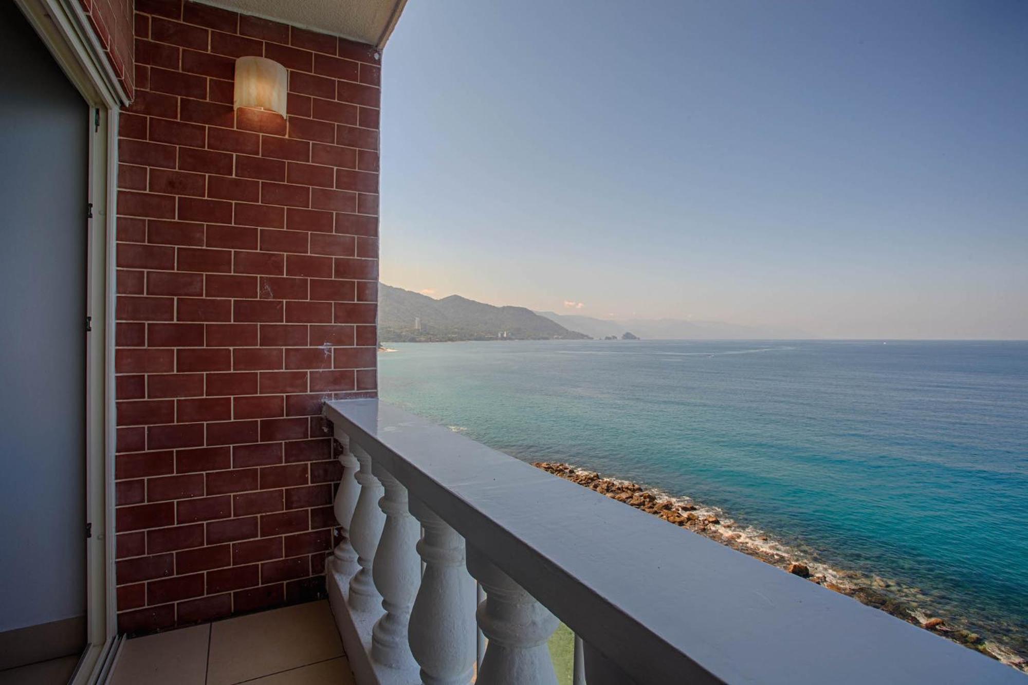 Deluxe King Oceanfront - Photo 4