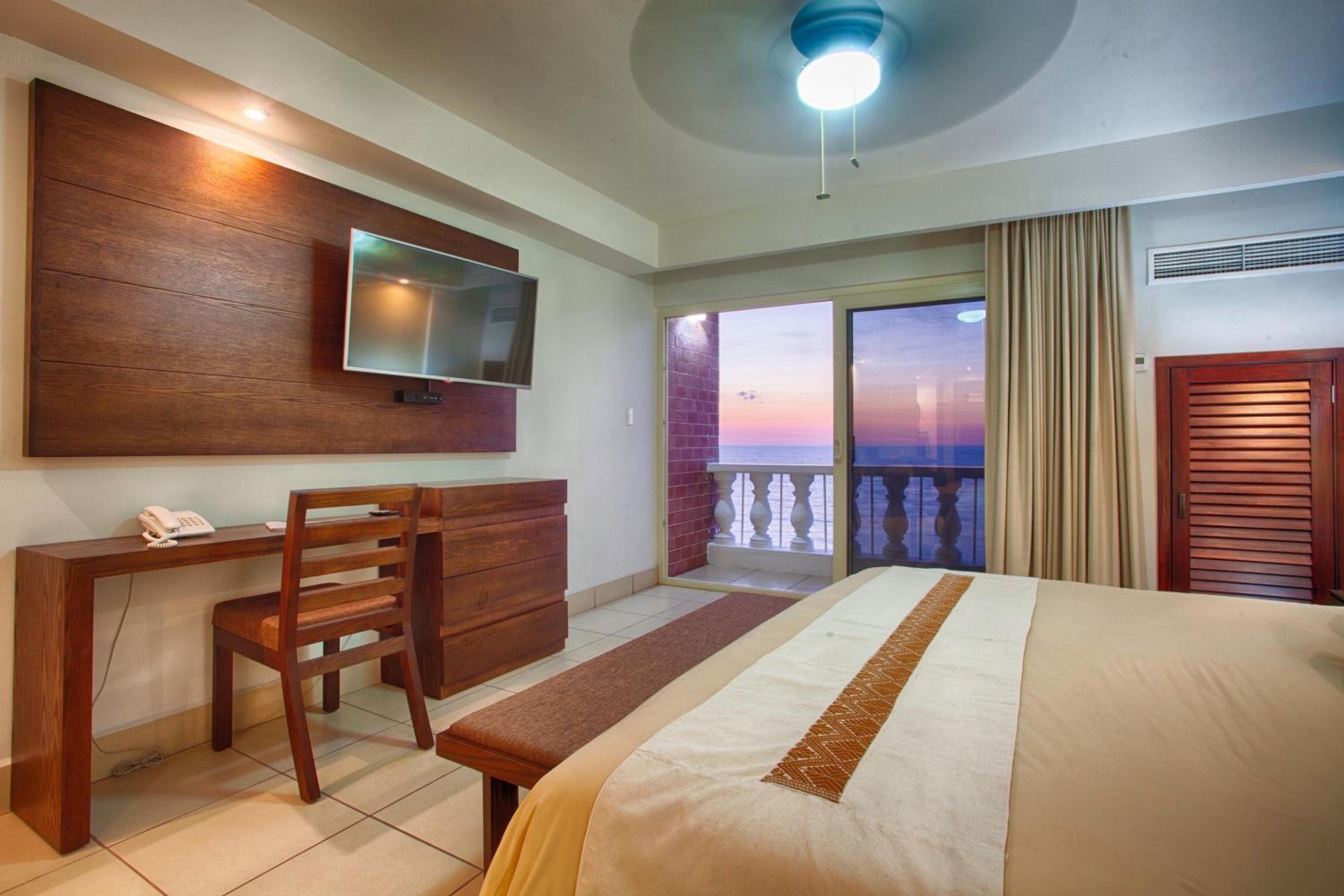 Deluxe King Oceanfront - Photo 2