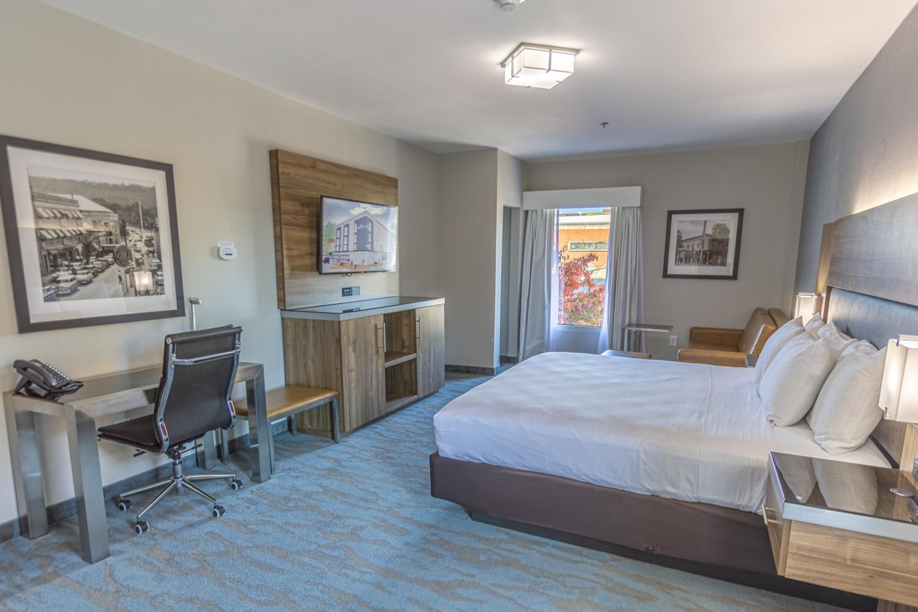 1 King Bed Suite with Sofa Bed, City View  - Photo 2