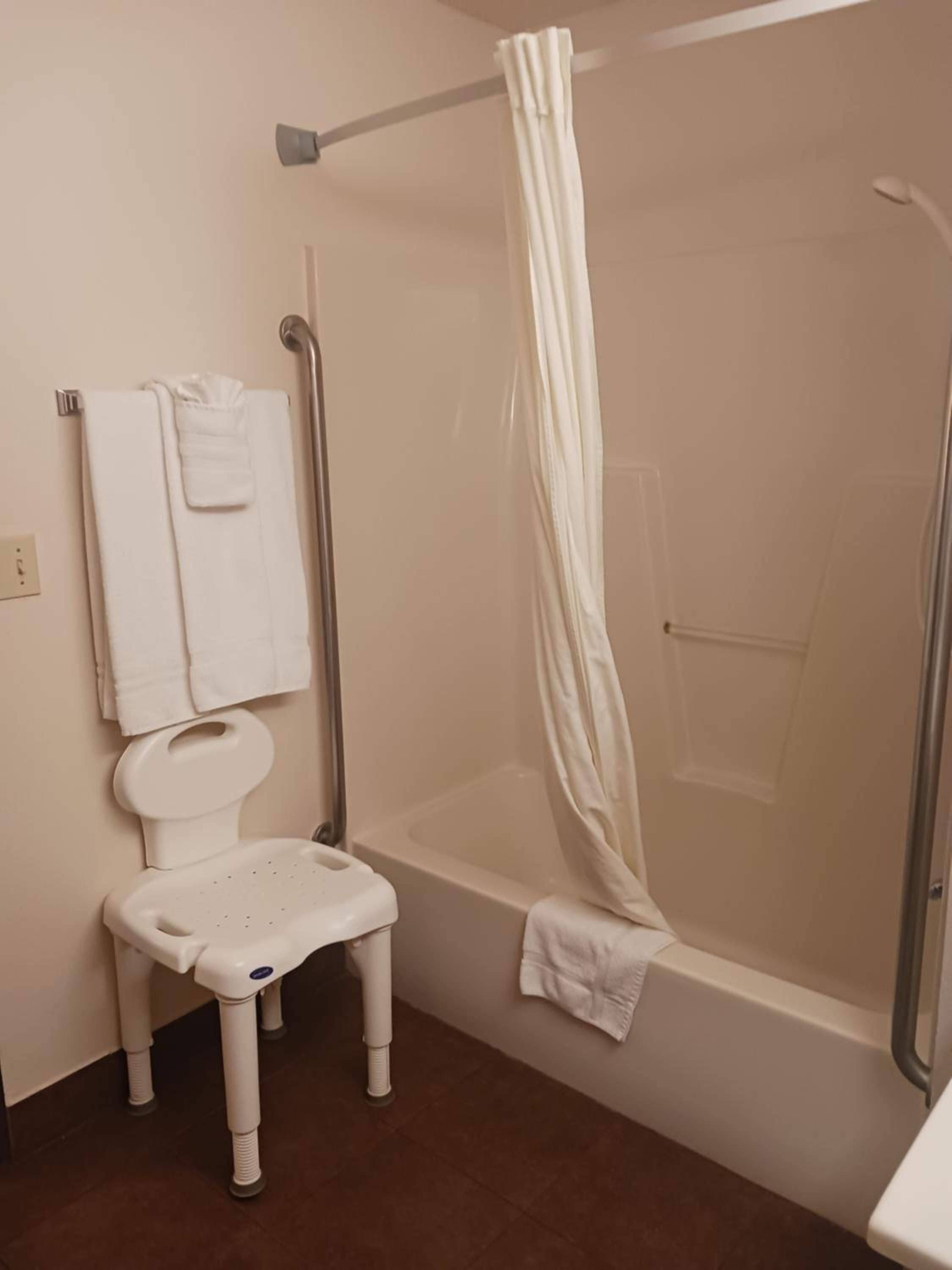 Queen Room - Disability Access - Non-Smoking - Photo 3