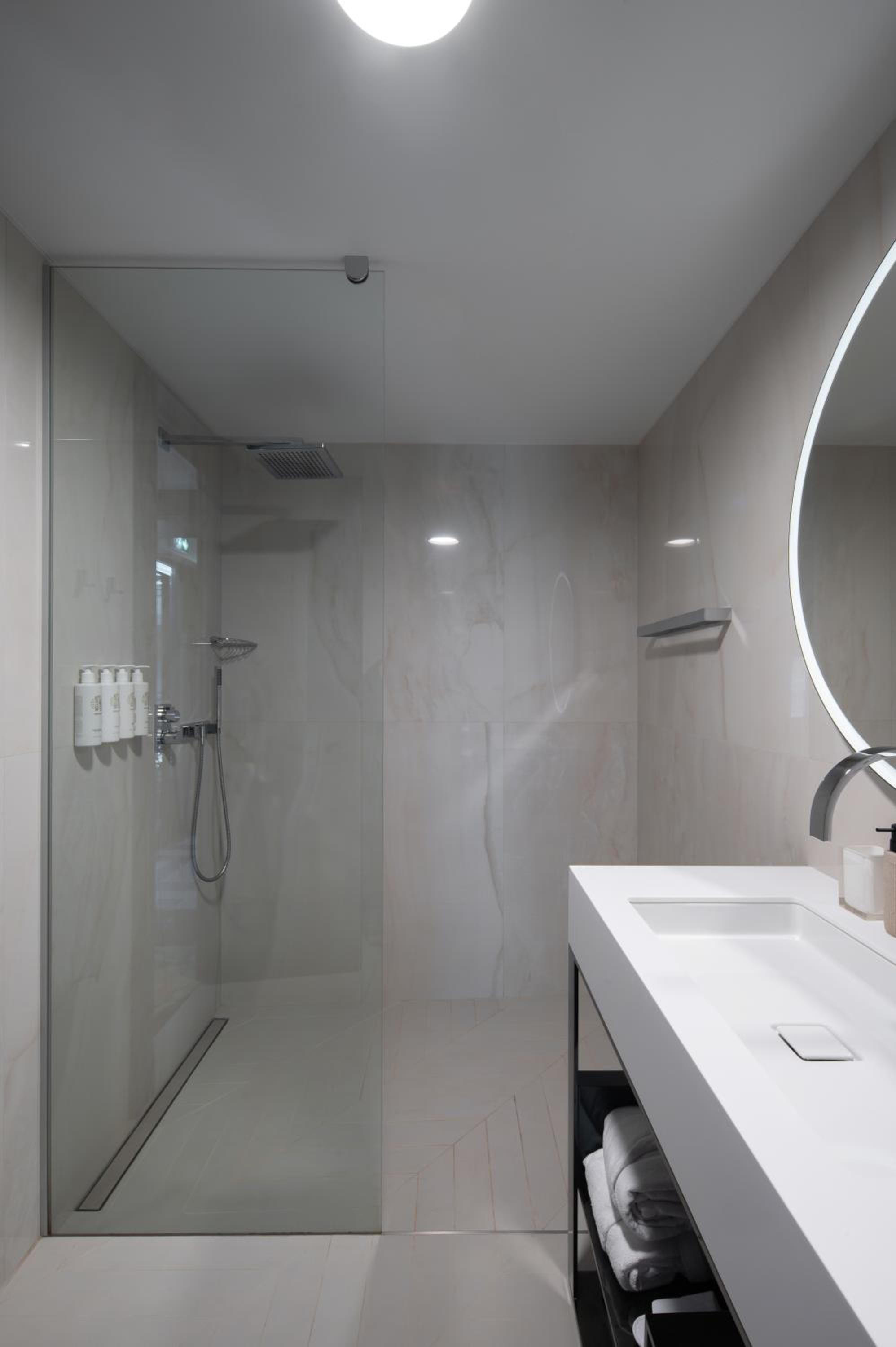 Royal Suite with Sauna and Hot Tub - Photo 7