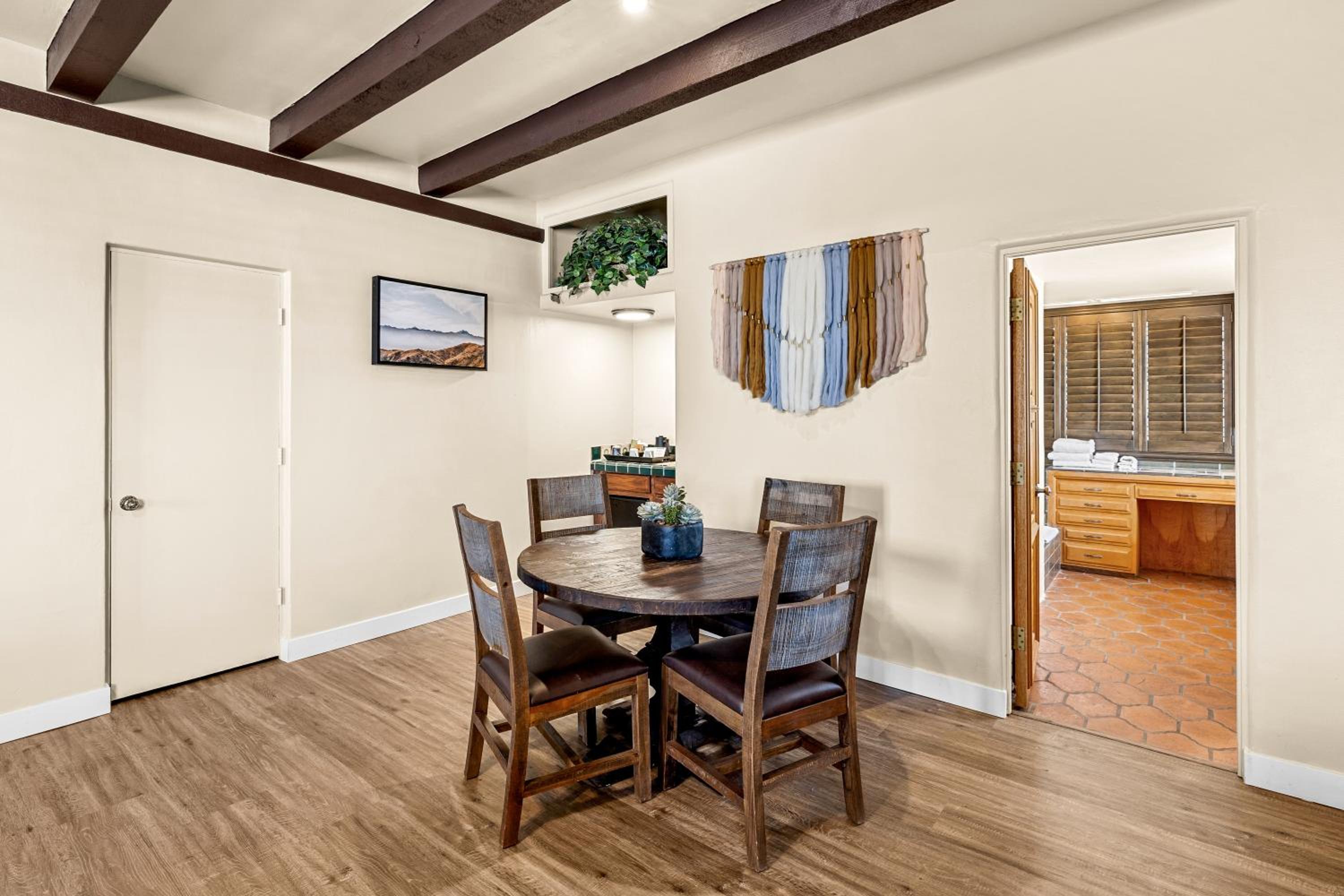 Suite - Photo 15