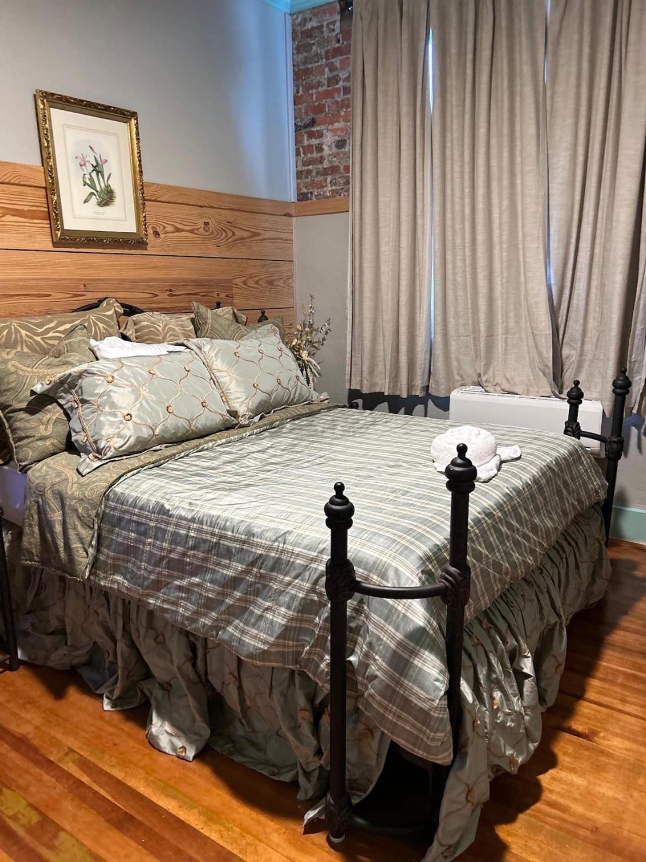 Deluxe Queen Suite