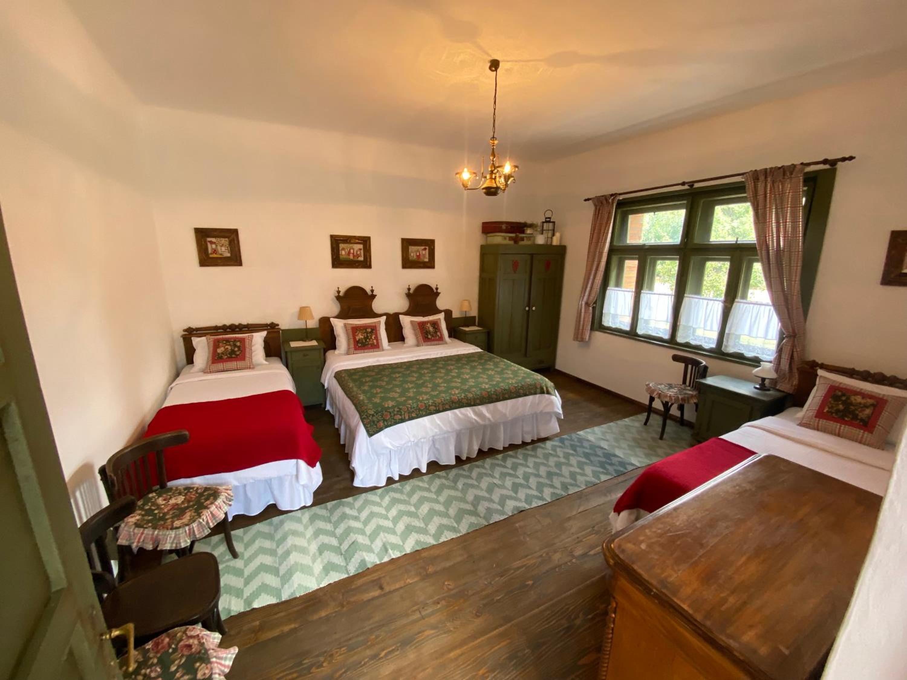 Six-Bedroom House photo 1
