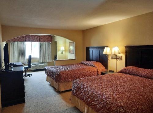Standard Queen Room with Two Queen Beds - Non Smoking  photo 2