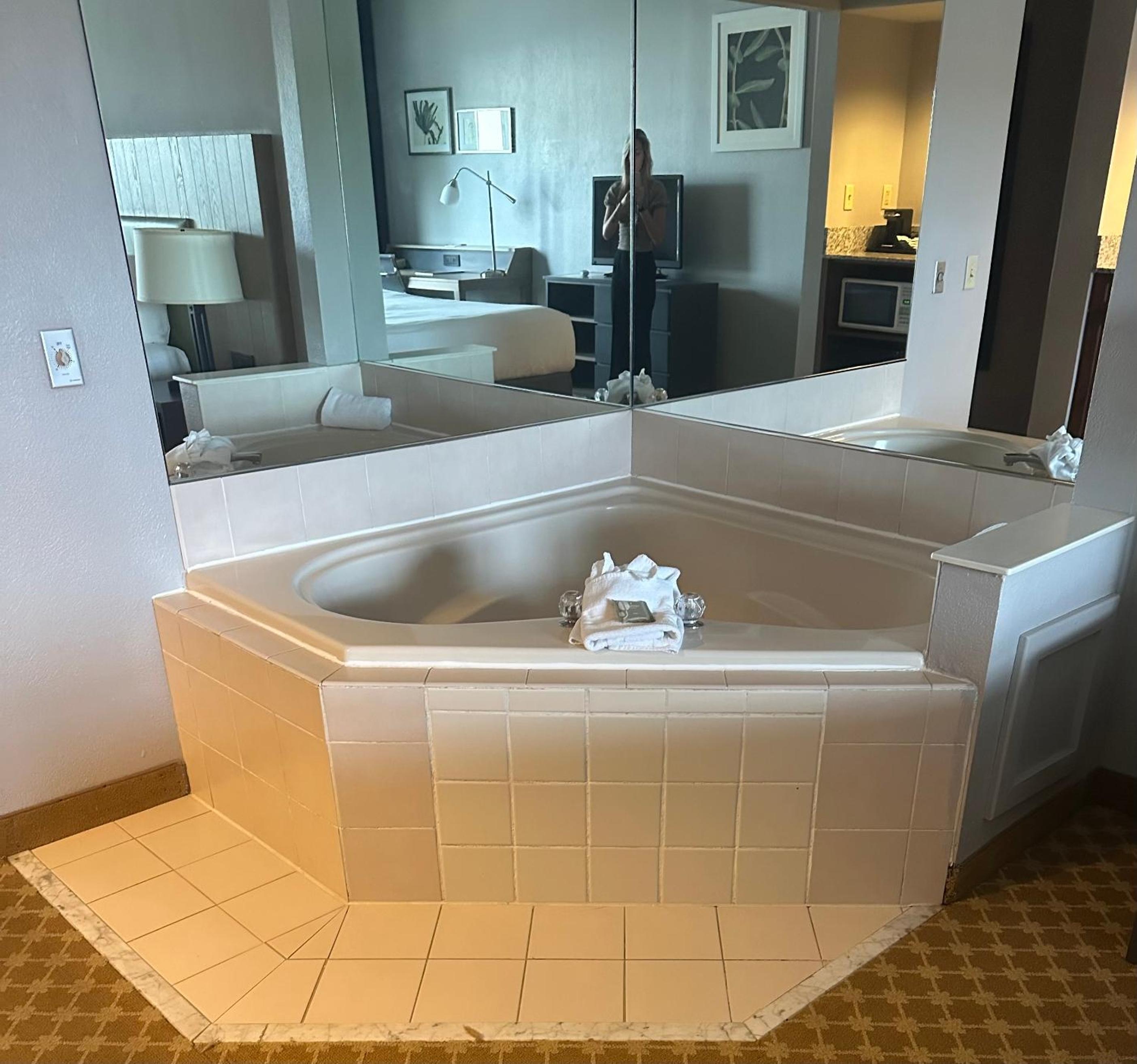 Queen Suite With Two Queen Beds And Whirlpool - Non Smoking