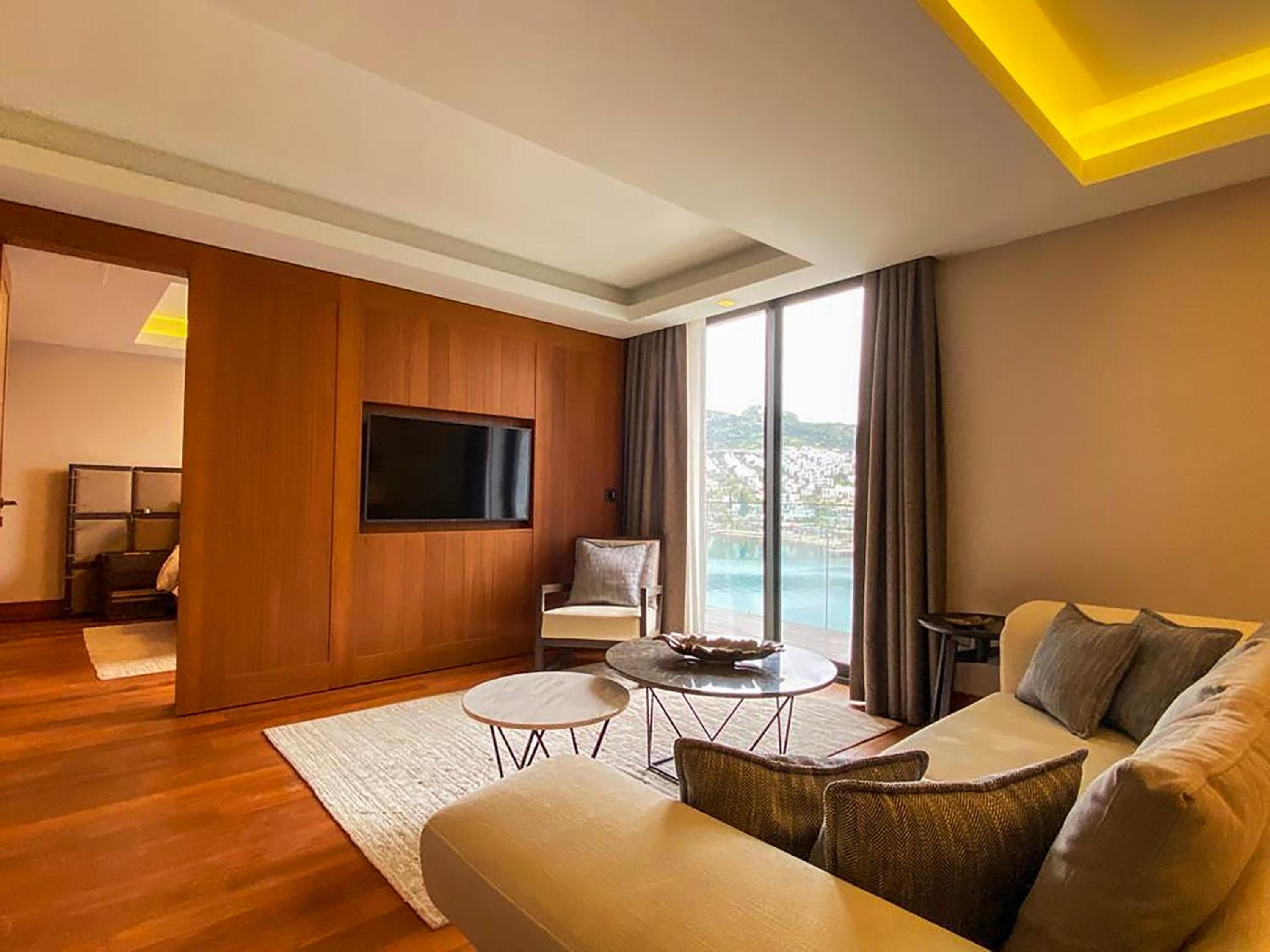 Deluxe Suite Sea View - Photo 2