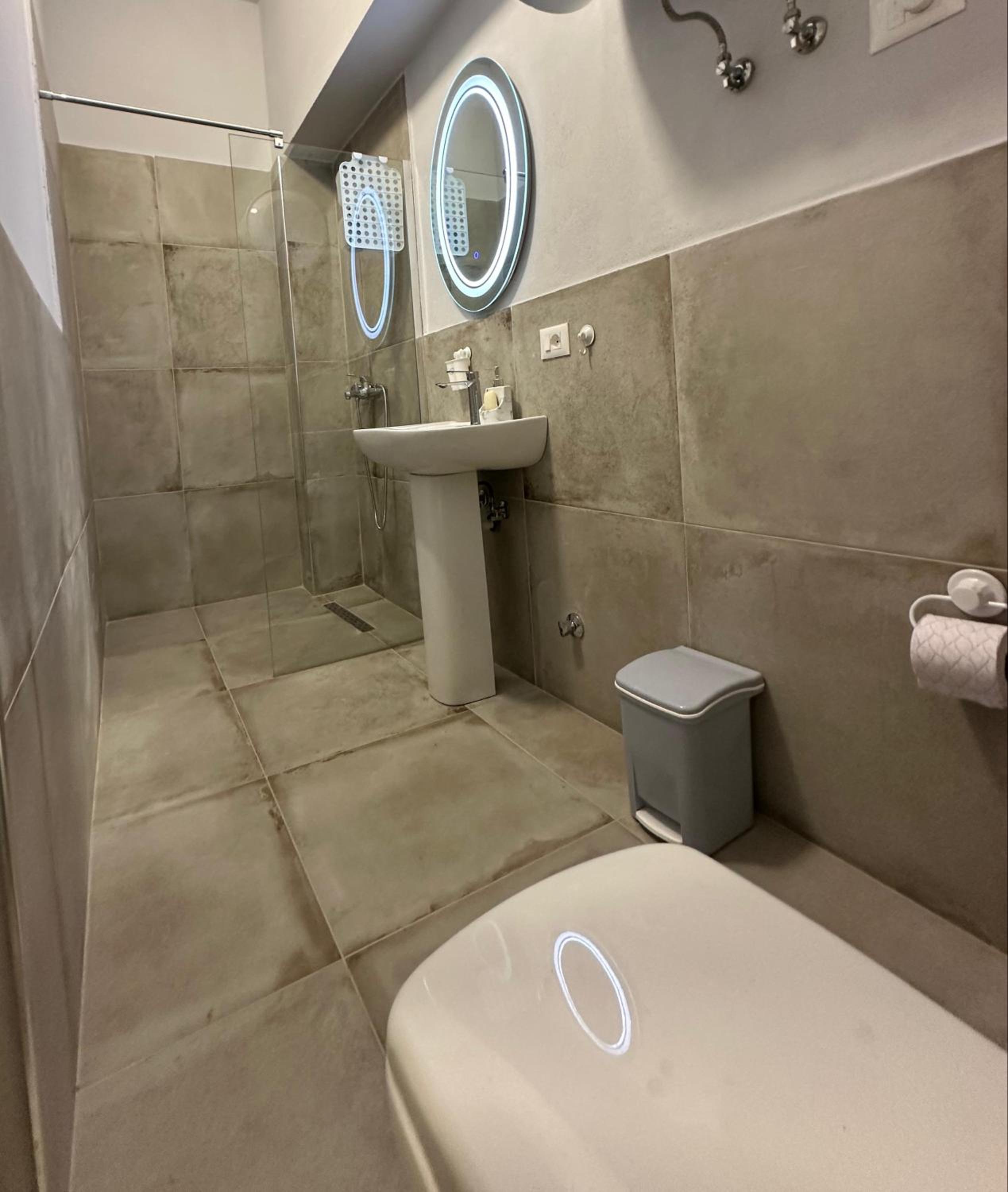 Quadruple Room with Private Bathroom photo 2